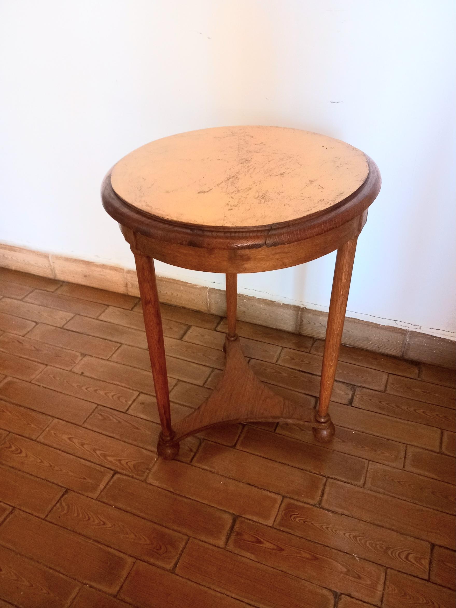 Table supported on three legs topped by a ball
 It is made of beech wood or similar and the upper part has gold leaf.
It is a very functional and beautiful vintage table

 Its condition is good, with details of the passage of time, but it is in very