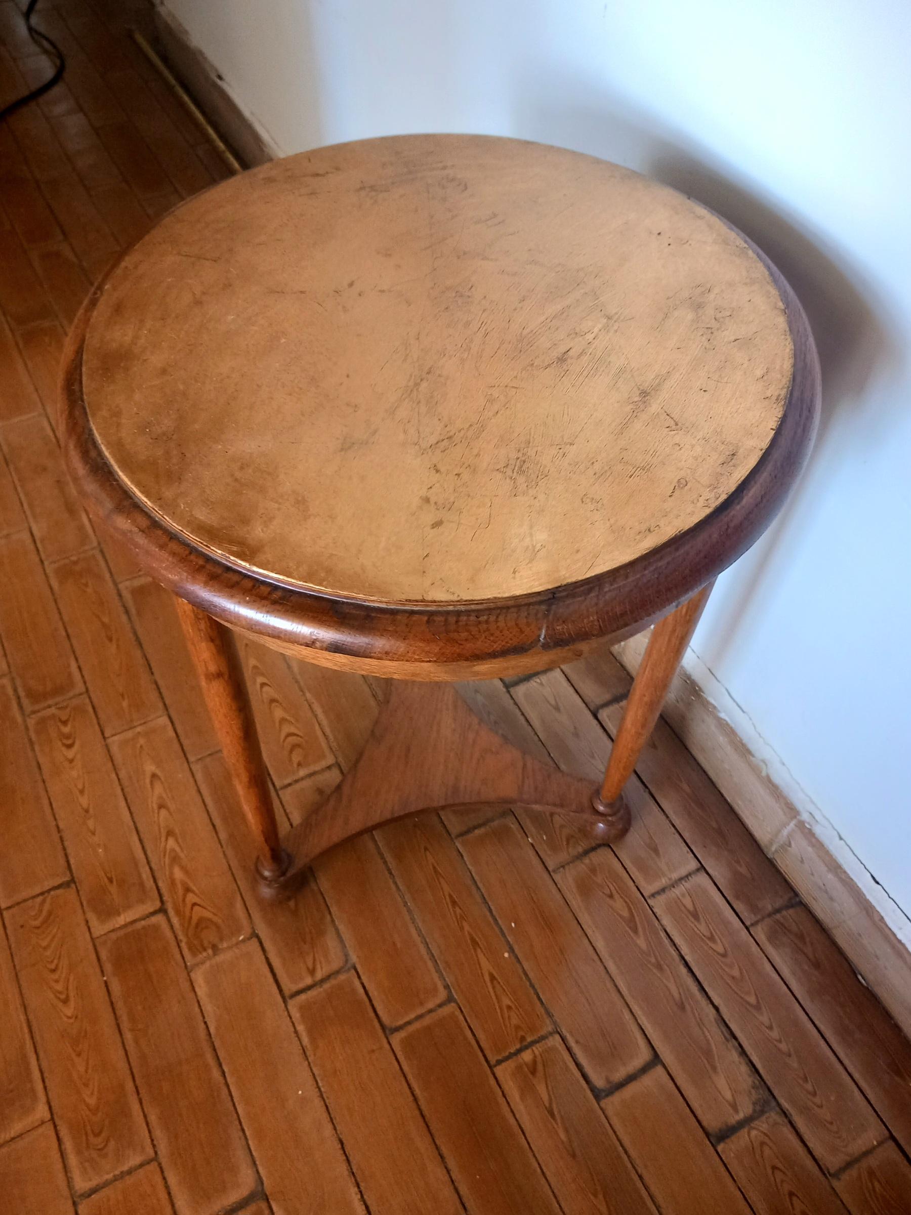 Side Table Light Wood and Gold Leaf Resting on Three Legs, Vintage France In Good Condition For Sale In Mombuey, Zamora