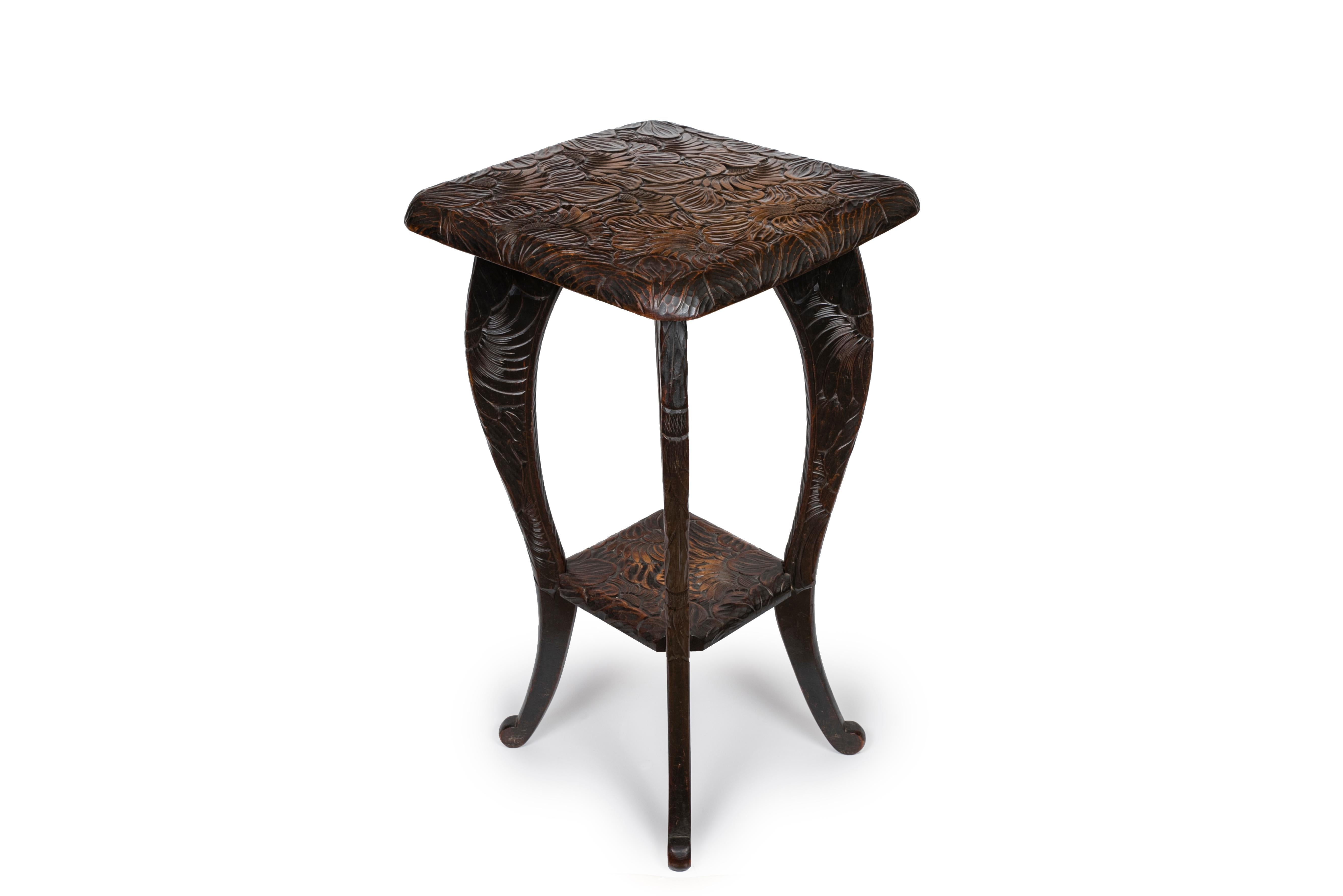 La Liberty & Co. fue fundada en 1875 por Arthur Lisenby Liberty con la intención de vender artículos y muebles de todo el imperio británico.  A finales del siglo XIX, y con el crecimiento de la popularidad del movimiento artístico y artesanal, el