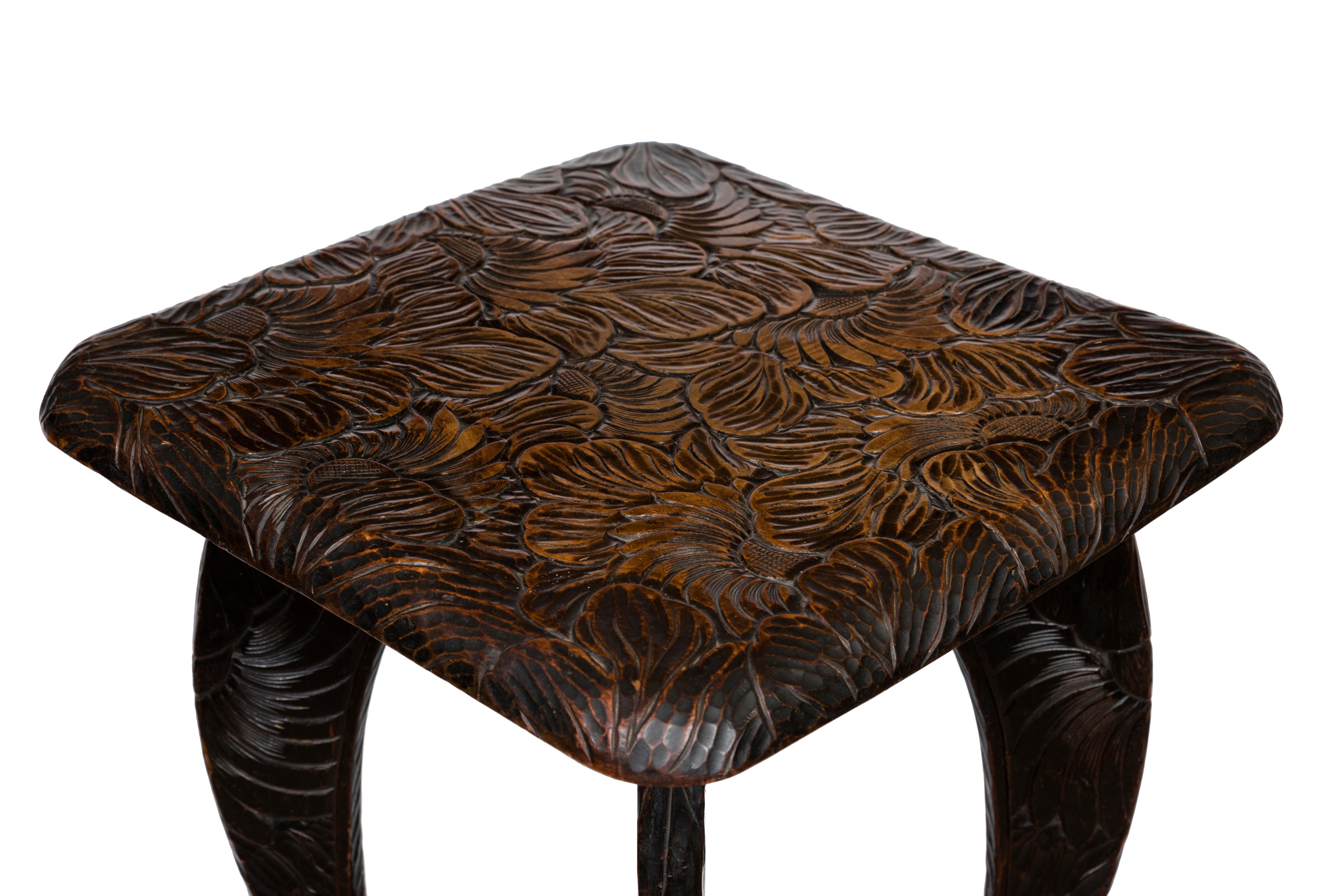 Mesa auxiliar fabricada y diseñada en Japón para la colección Liberty & Co. siglo XX en venta