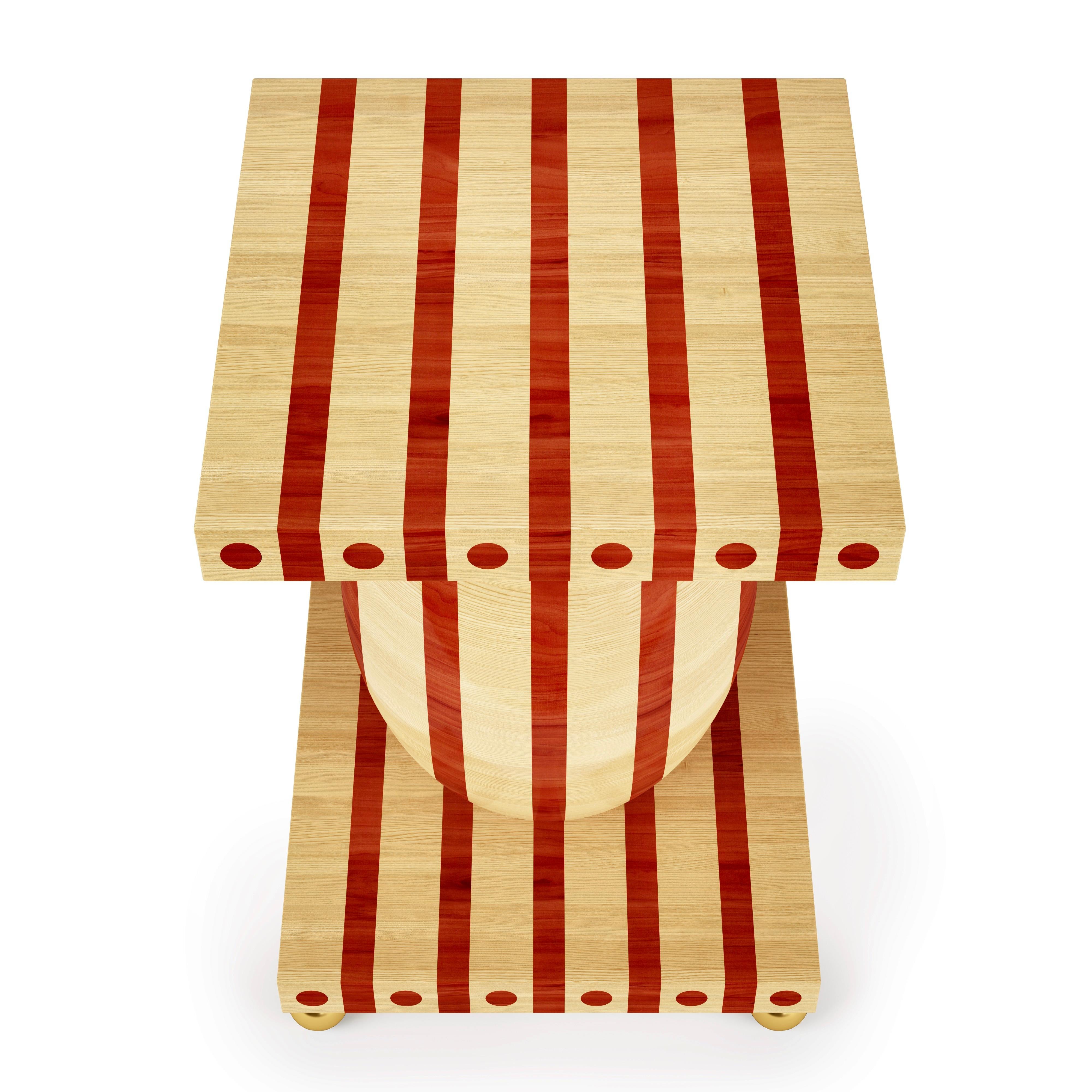 Laqué Table d'appoint fabriquée à partir d'érable massif et de bois dur Padauk avec pieds en laiton massif en vente