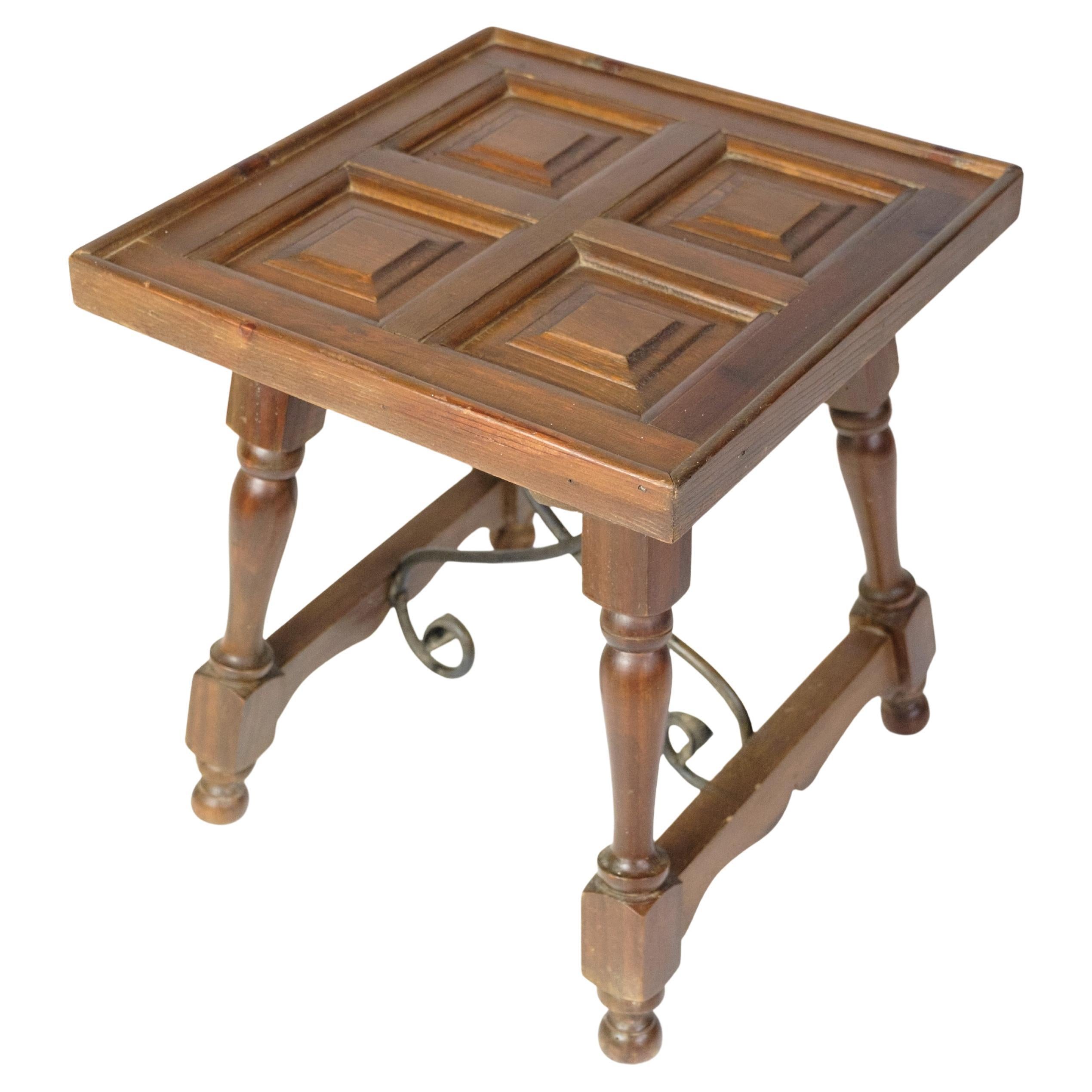 Beistelltisch aus dunklem Holz mit gedrechselten Beinen und Metallstreben aus den 1930er Jahren