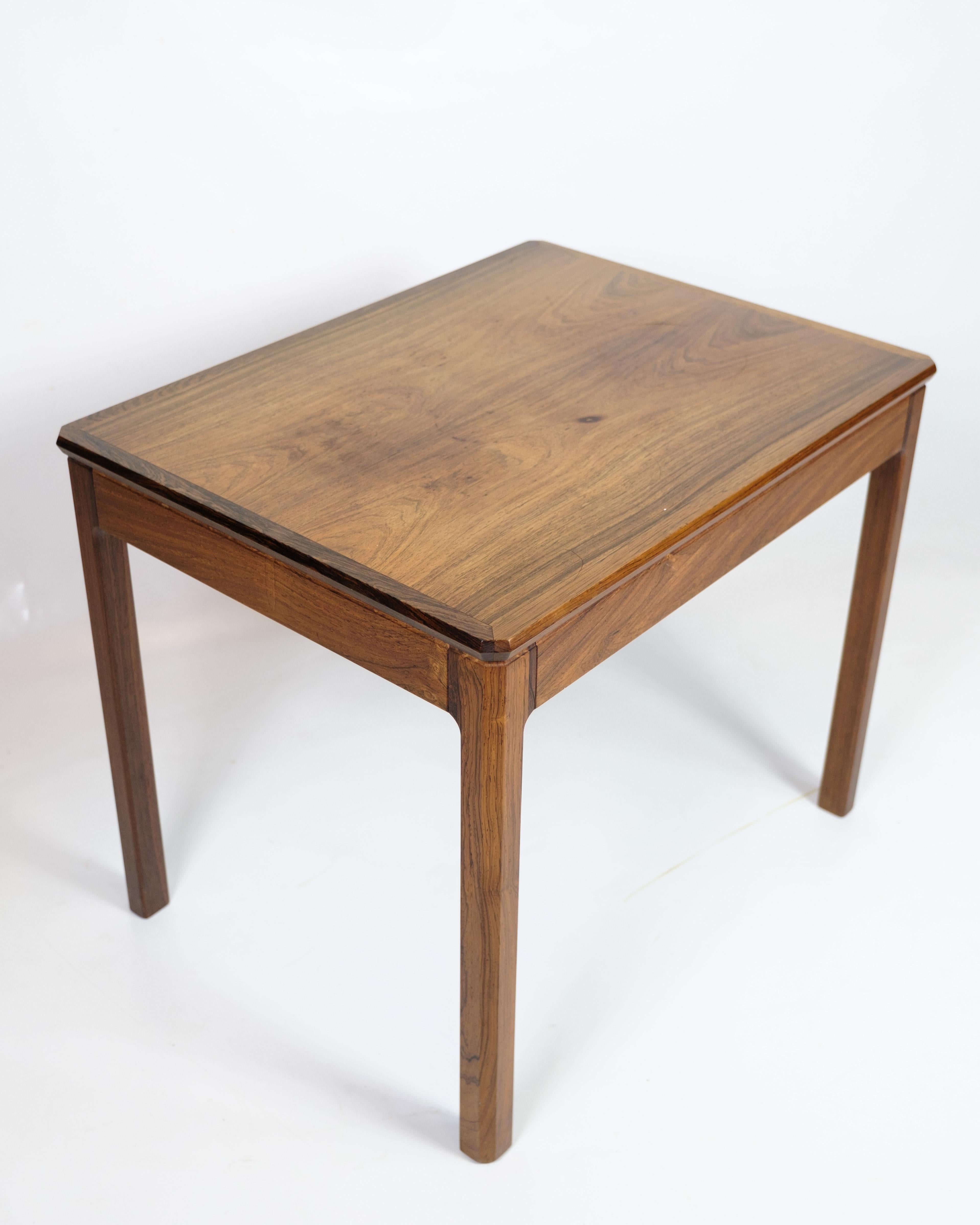 Milieu du XXe siècle Table d'appoint en bois de rose, design danois des années 1960 en vente
