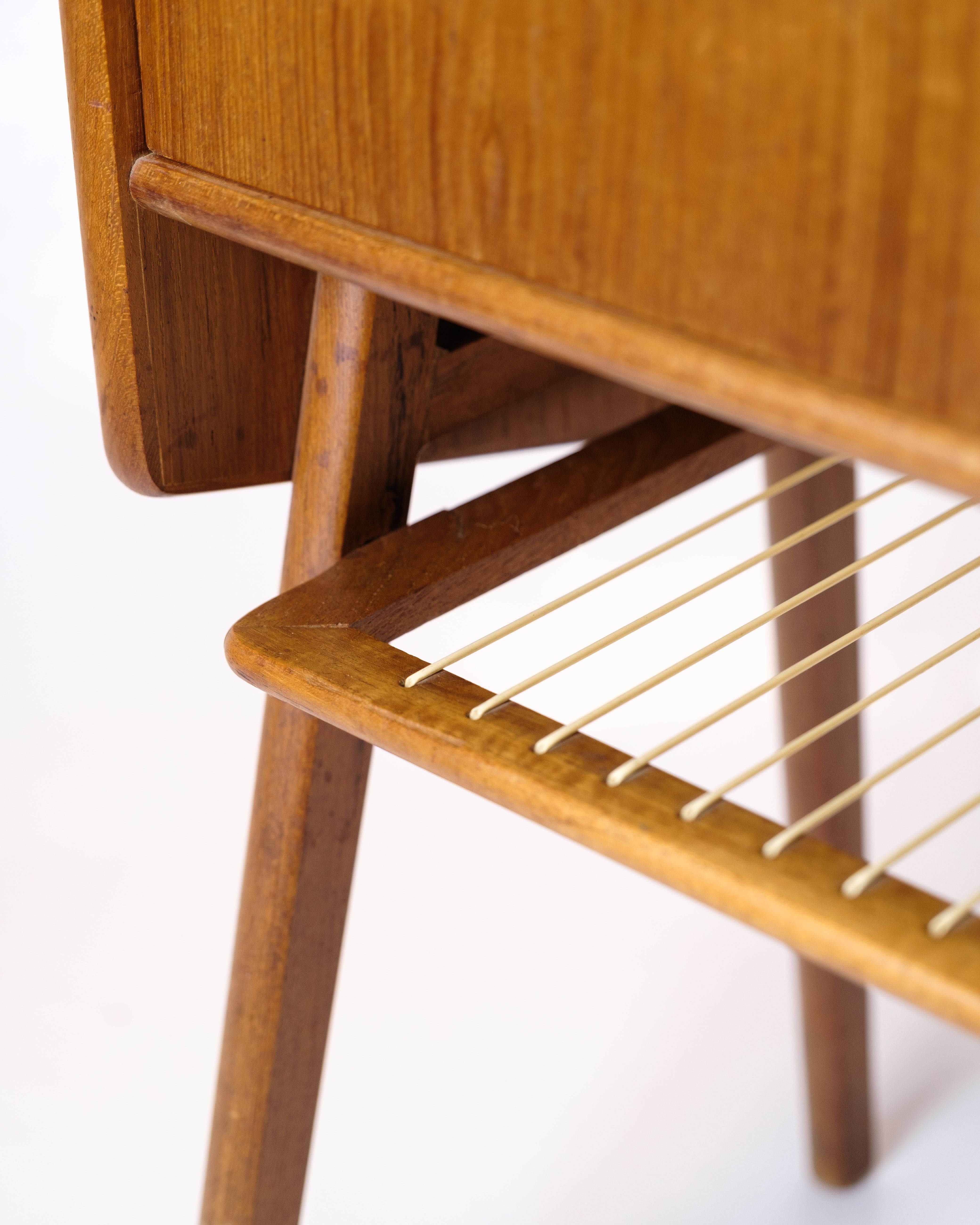 Mesa auxiliar de teca con cajón y estante de mimbre de los años 60 Moderno de mediados de siglo en venta