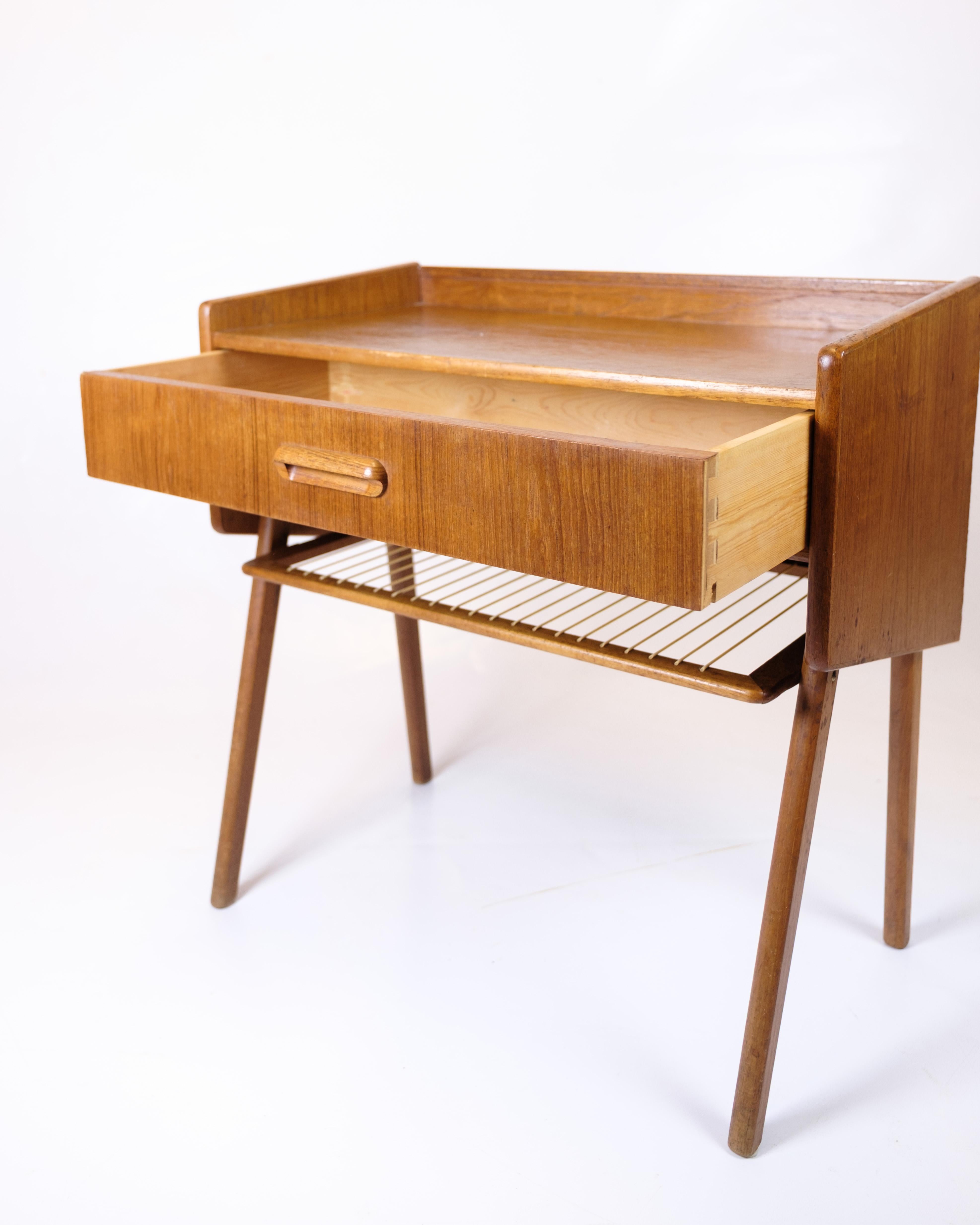 Mesa auxiliar de teca con cajón y estante de mimbre de los años 60 en Bueno estado para la venta en Lejre, DK