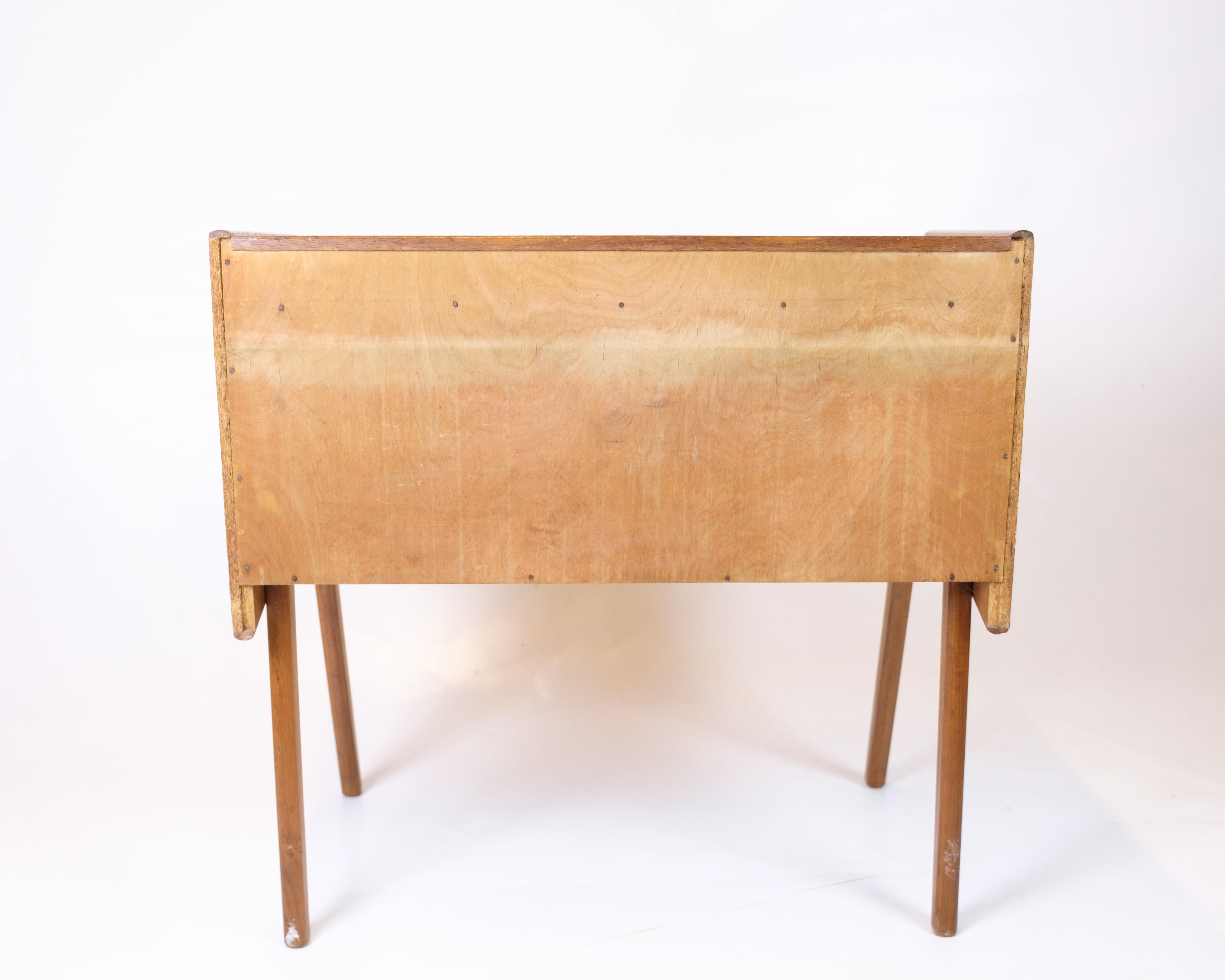 Mesa auxiliar de teca con cajón y estante de mimbre de los años 60 en venta 2