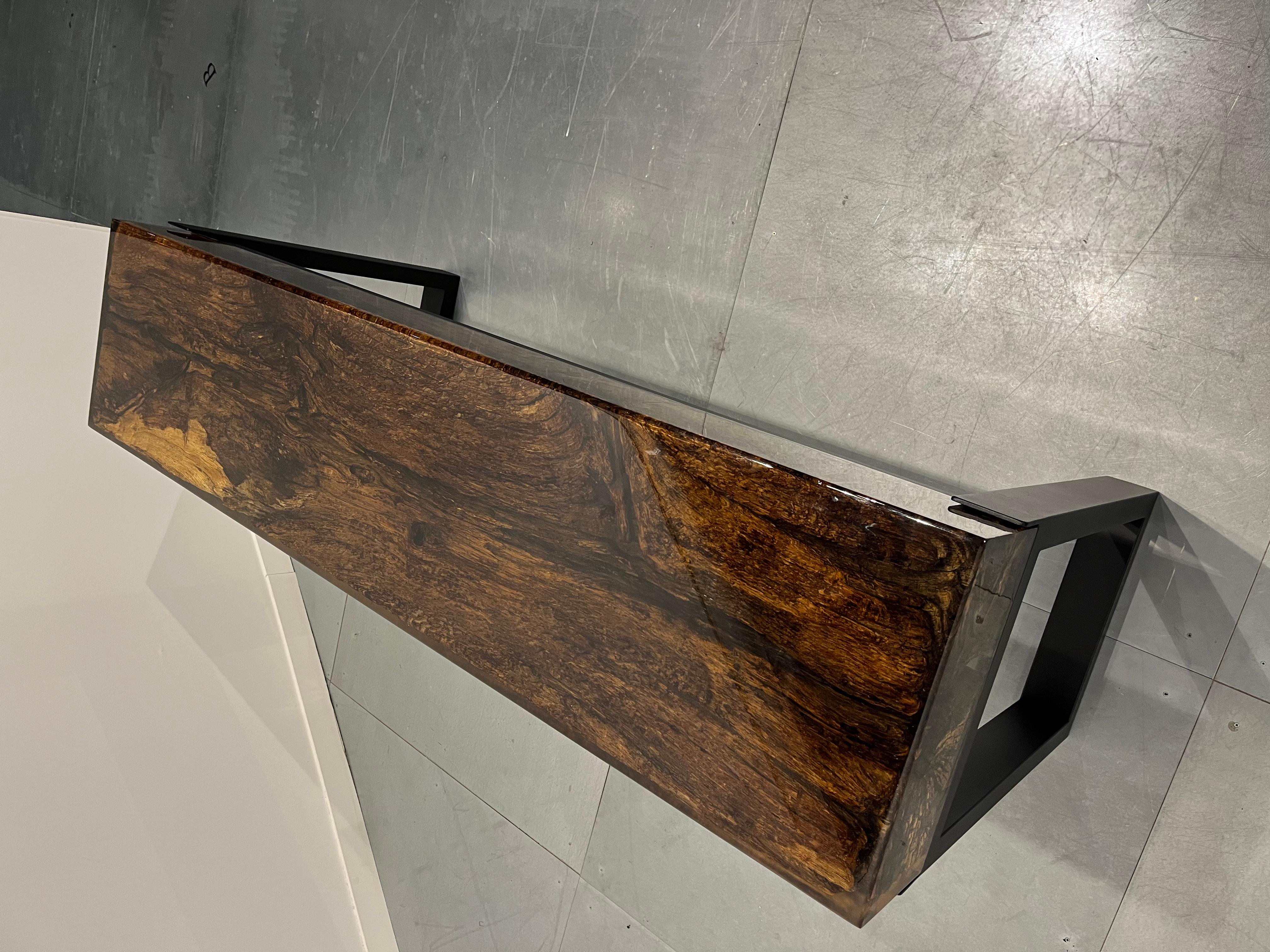 XXIe siècle et contemporain Table d'appoint en poudre de bois de chêne, moulée en époxy, sur un cadre en acier en vente