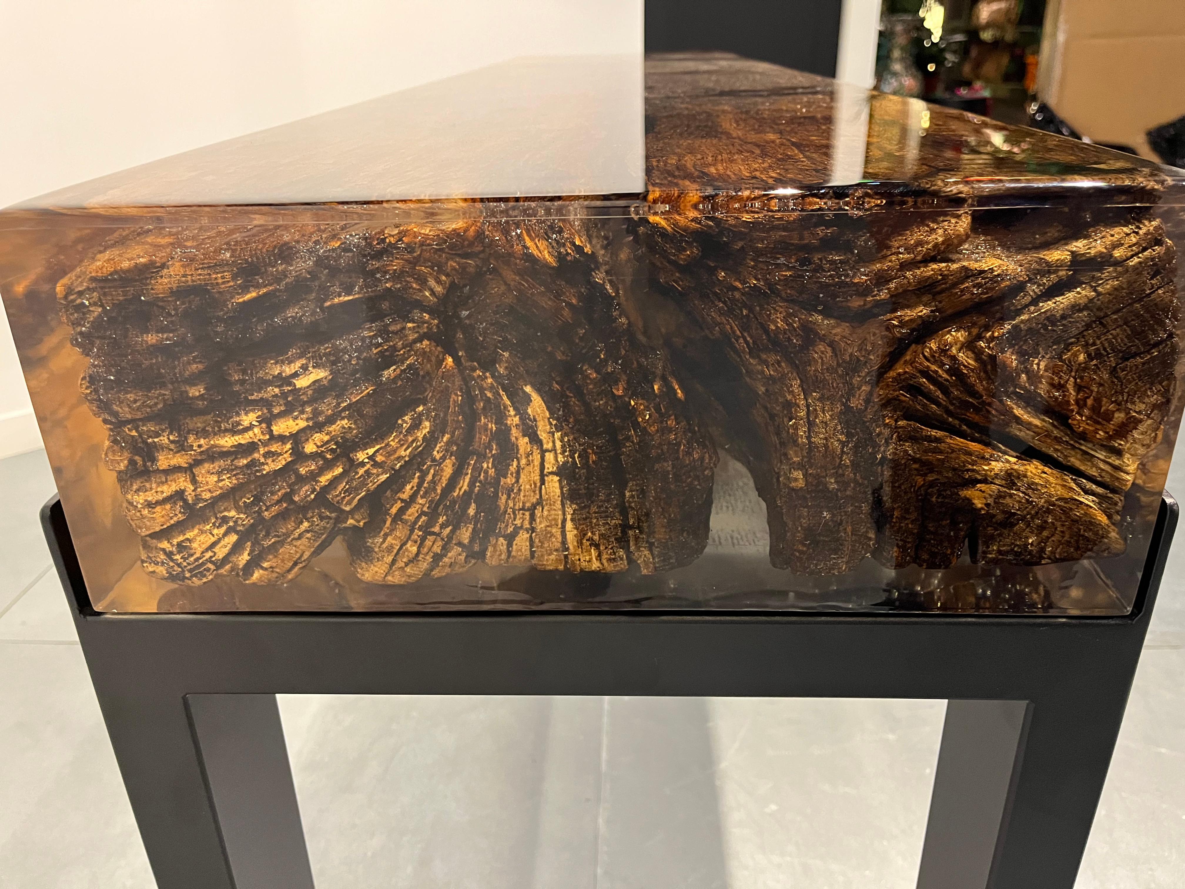 Table d'appoint en poudre de bois de chêne, moulée en époxy, sur un cadre en acier en vente 1