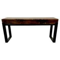Mesa auxiliar de viga de madera de roble, fundida en epoxi, sobre bastidor de acero