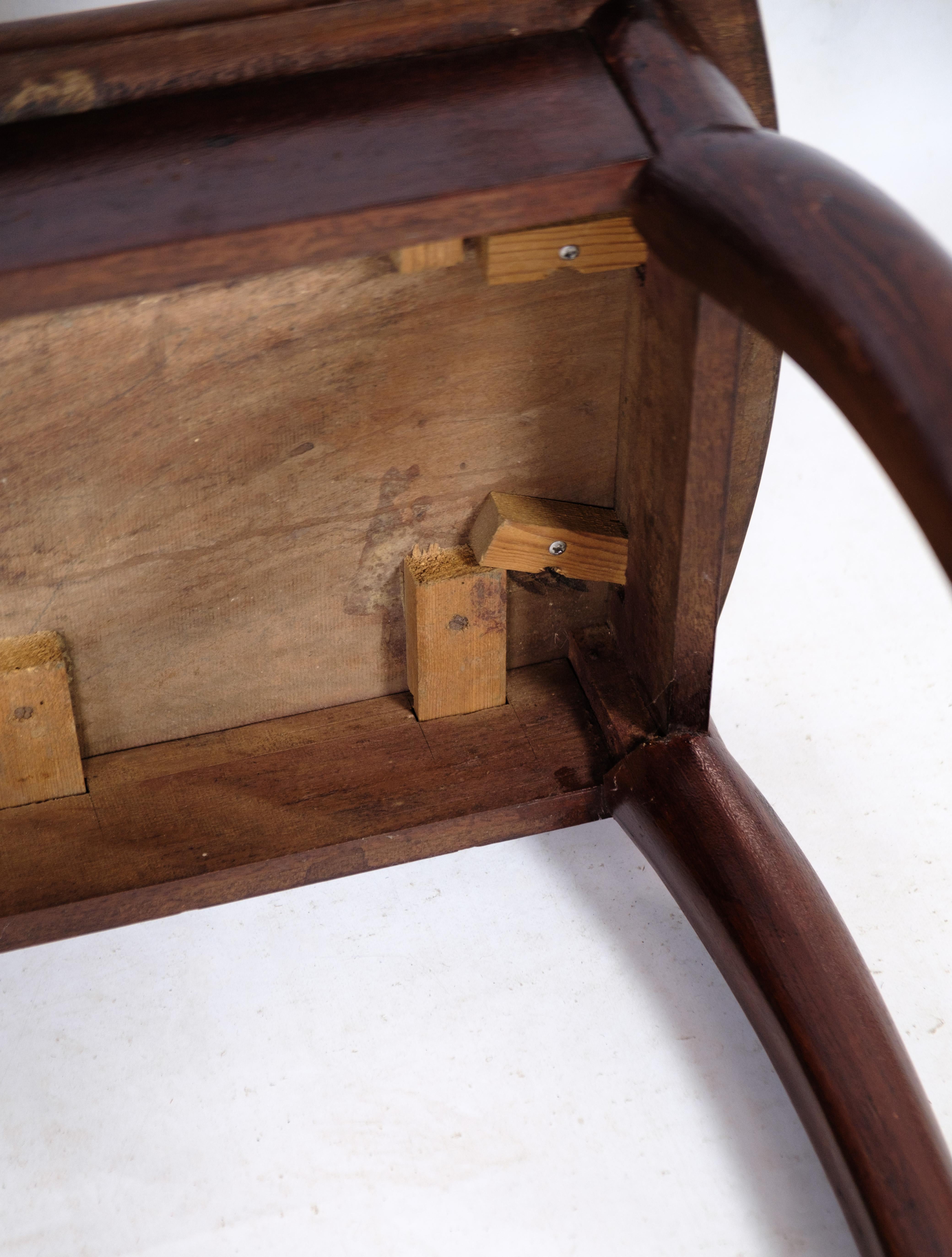 Mahogany side table with fine structure in the tabletop from around the 1880s.
Measurements in cm: H:76.5 W:61 D:36.5.