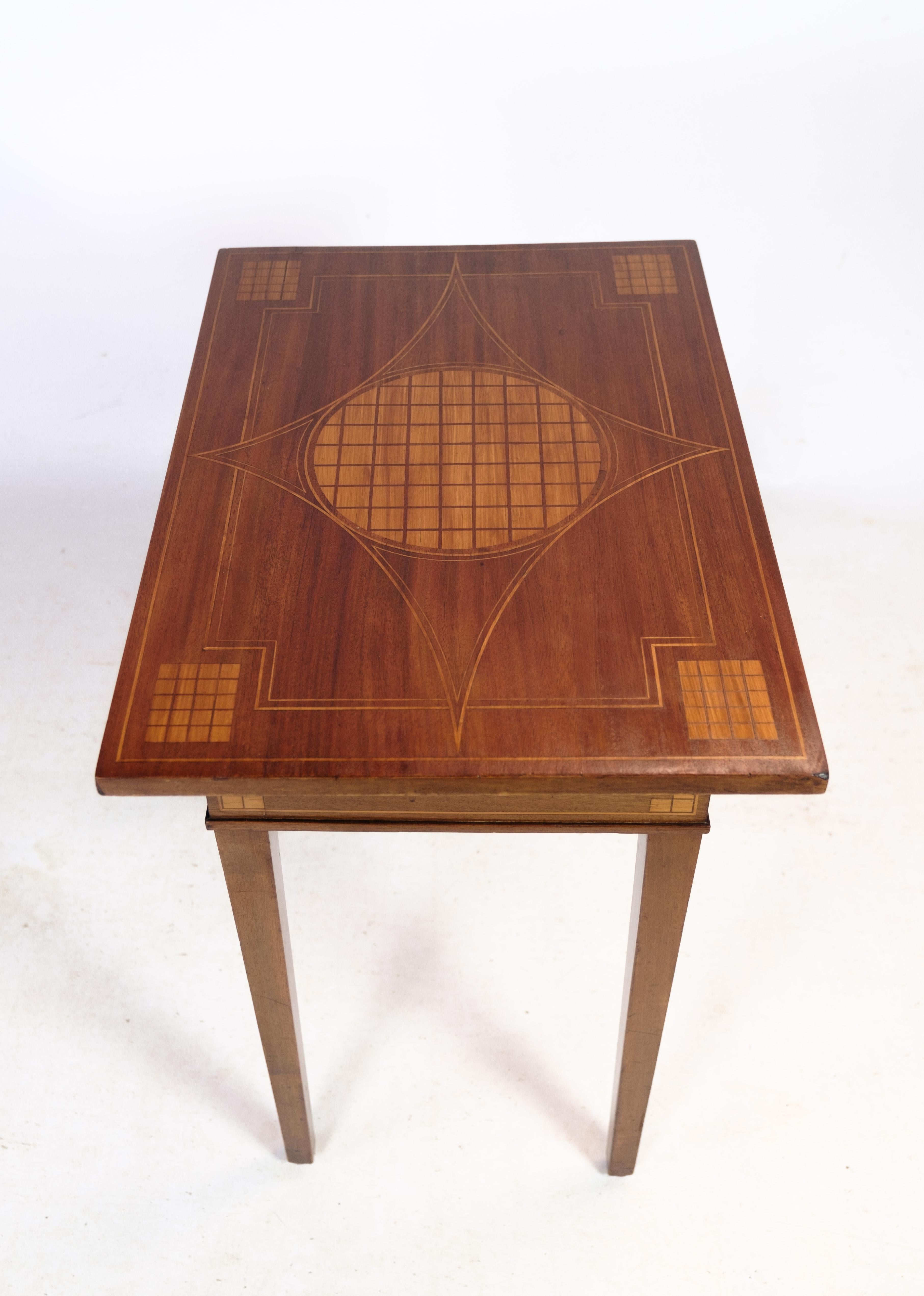 Beistelltisch aus Mahagoni mit Verzierungen in Form von Nussbaumeinlegearbeiten sowohl auf der Tischplatte als auch auf den Beinen aus den 1920er Jahren.
Maße in cm: H:66,5 B:63 T:44,5
