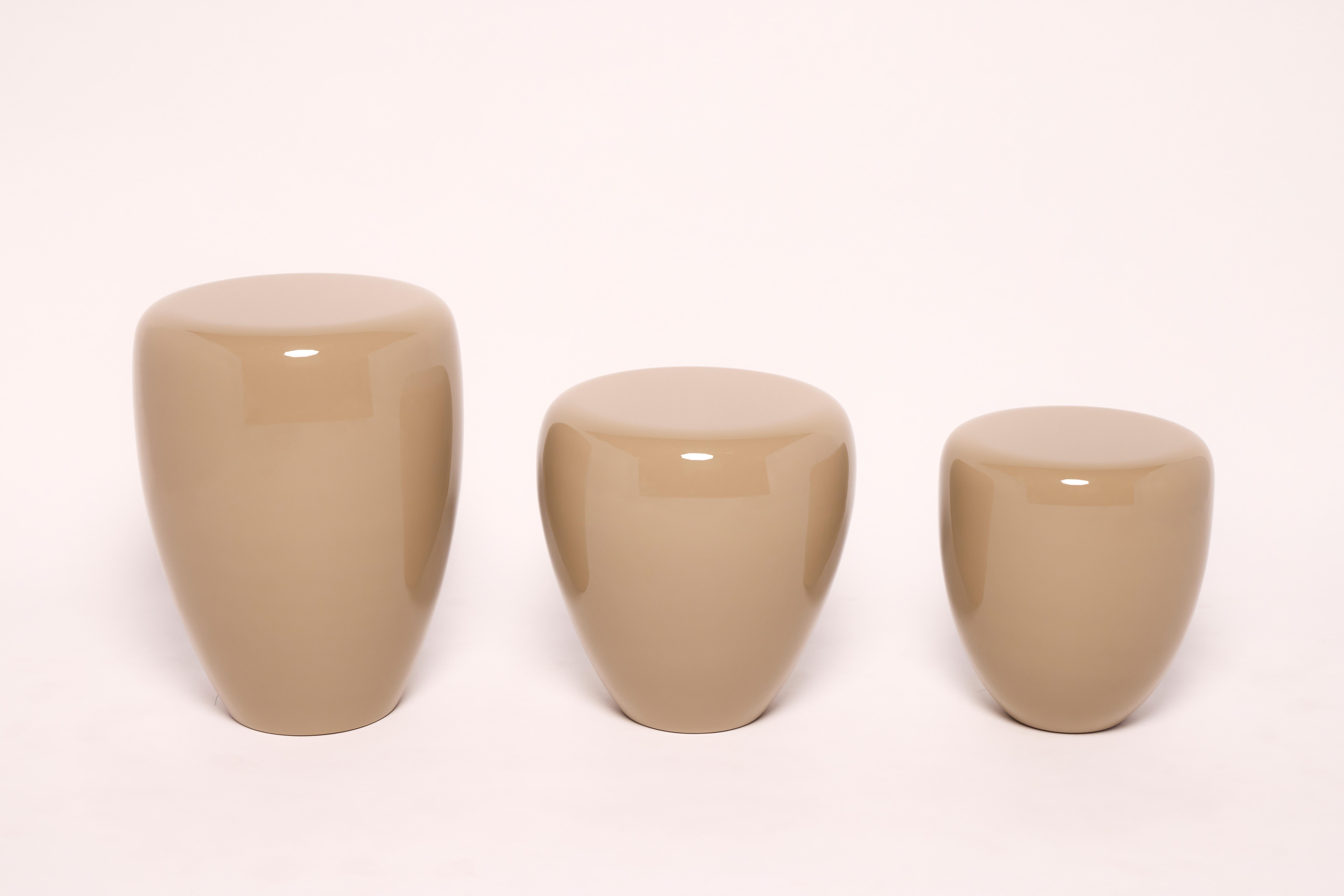 DOT is not a corner table. It is an invitation. A versatile experiment. First, it is about an eye hypnotized by the material. Attention is captivated by this curious magma. Mate, shiny, two-toned patina, eggshell or marble, no matter the variation,