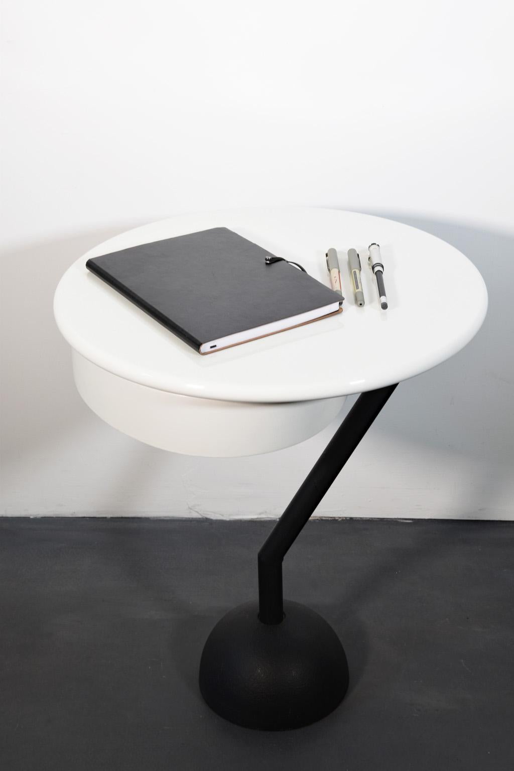 Side Table, Memphis, Valerio Mazzei, 1983, Italy, White Lacquered In Good Condition For Sale In Nürnberg, Bavaria