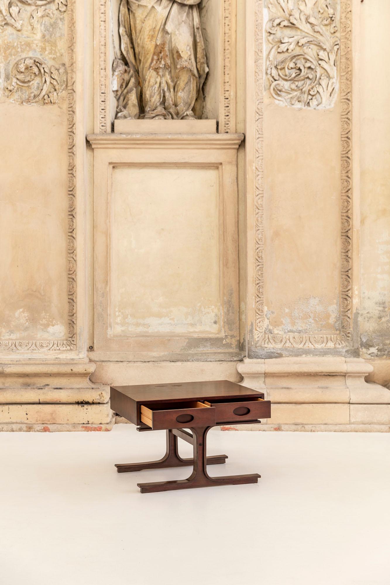 Italian Side Table Mod. 554 by Gianfranco Frattini for Bernini