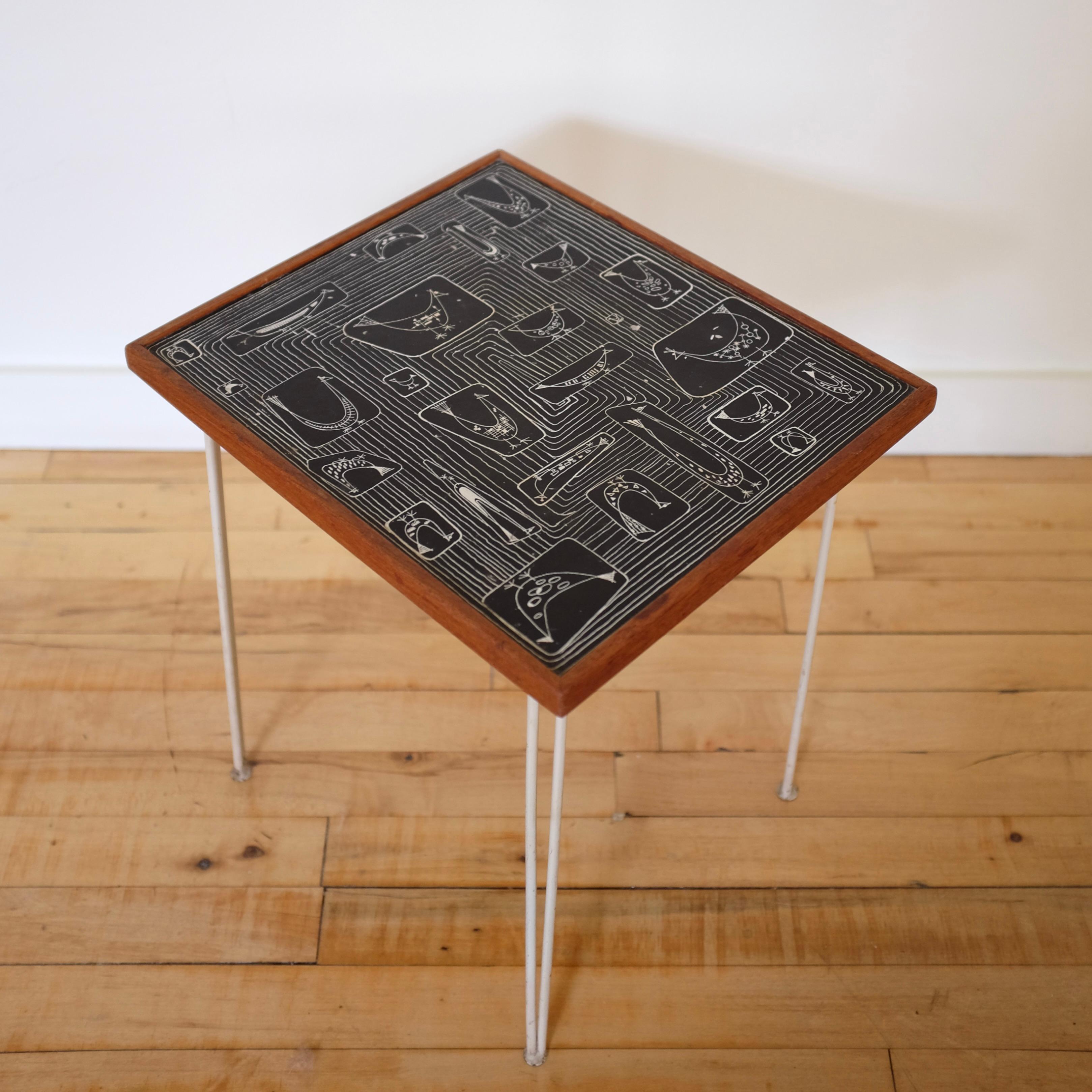 Charmante petite table d'appoint des années 1960 Modèle 809 par Hans-Agne Agnes. Whiting : plateau de table avec un motif Hen peint sur papier avec un cadre en bois et monté sur des pieds en métal peints en blanc. Usure due à l'âge avec peinture