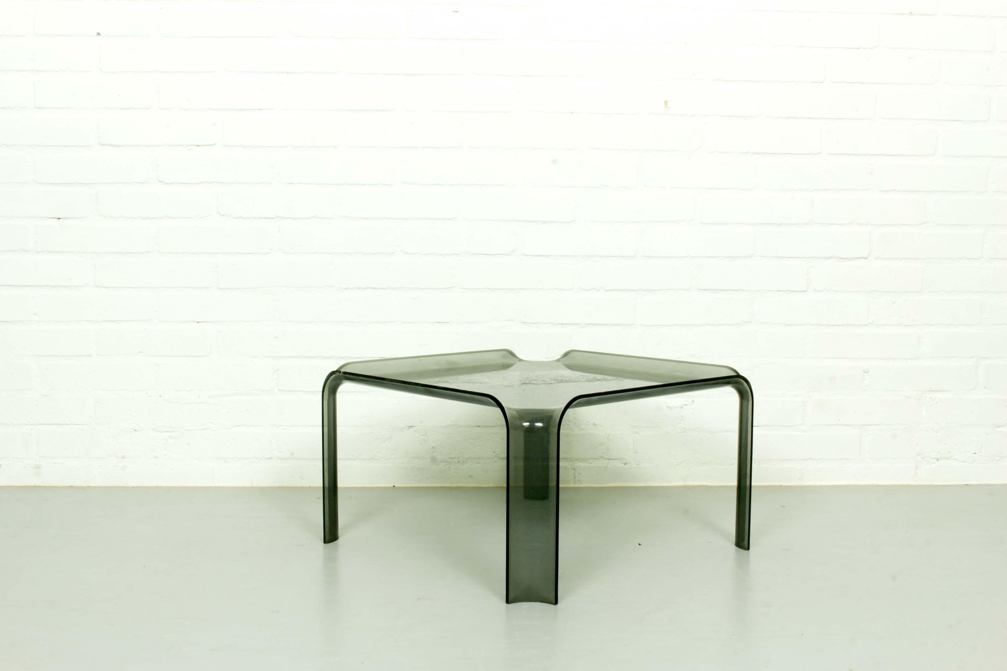 Small side table 877 by Pierre Paulin for Artifort, 1960s. This table matches the F300 series chairs. Fully functional, wear and tear consistent with age and usage.