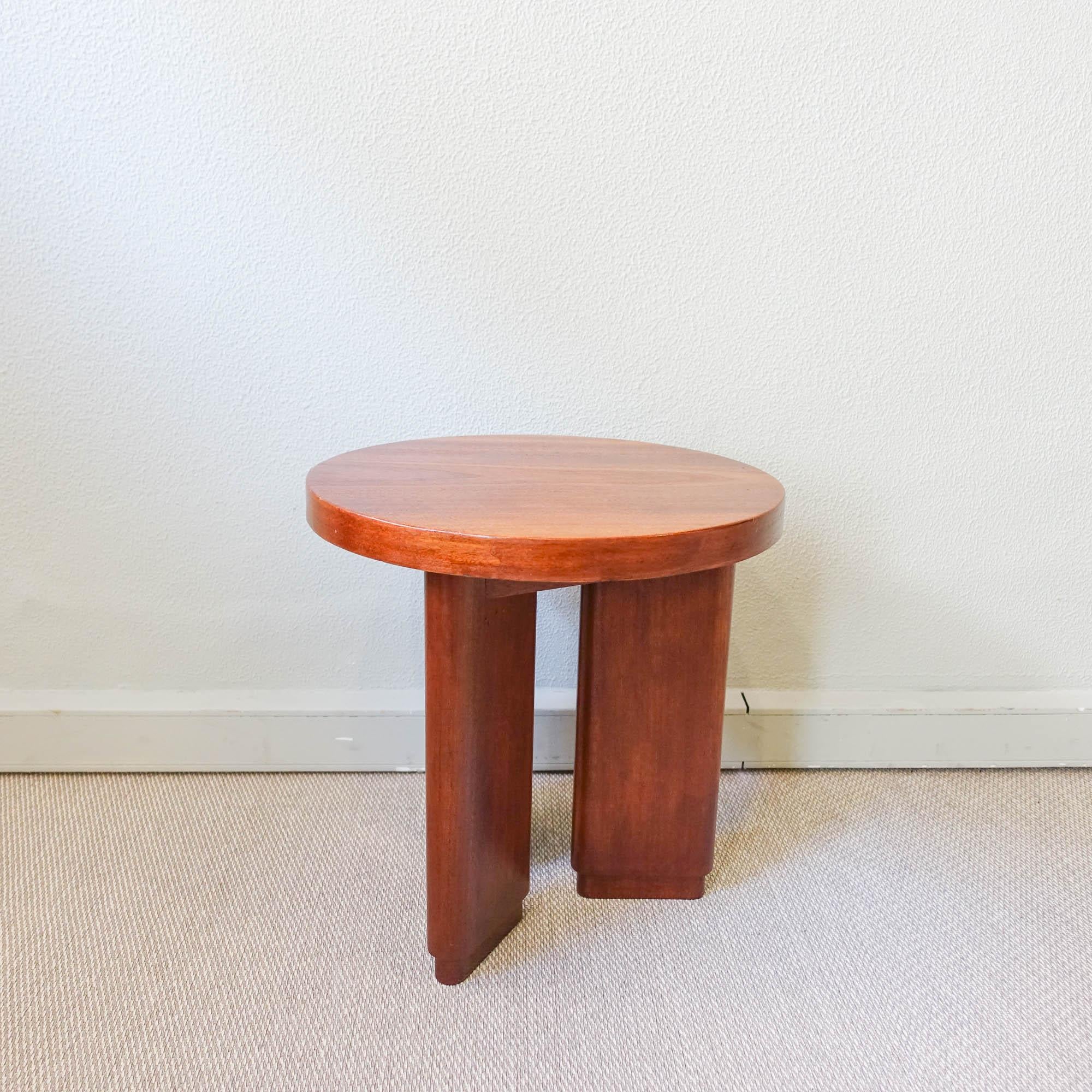 This extremely rare side table, model Lisboa, was designed and produced by Olaio, in Portugal, during 1940's. This is an unusual and unique design, with simple and clean lines, typical from Art Deco style. The three leg structure and top are made of