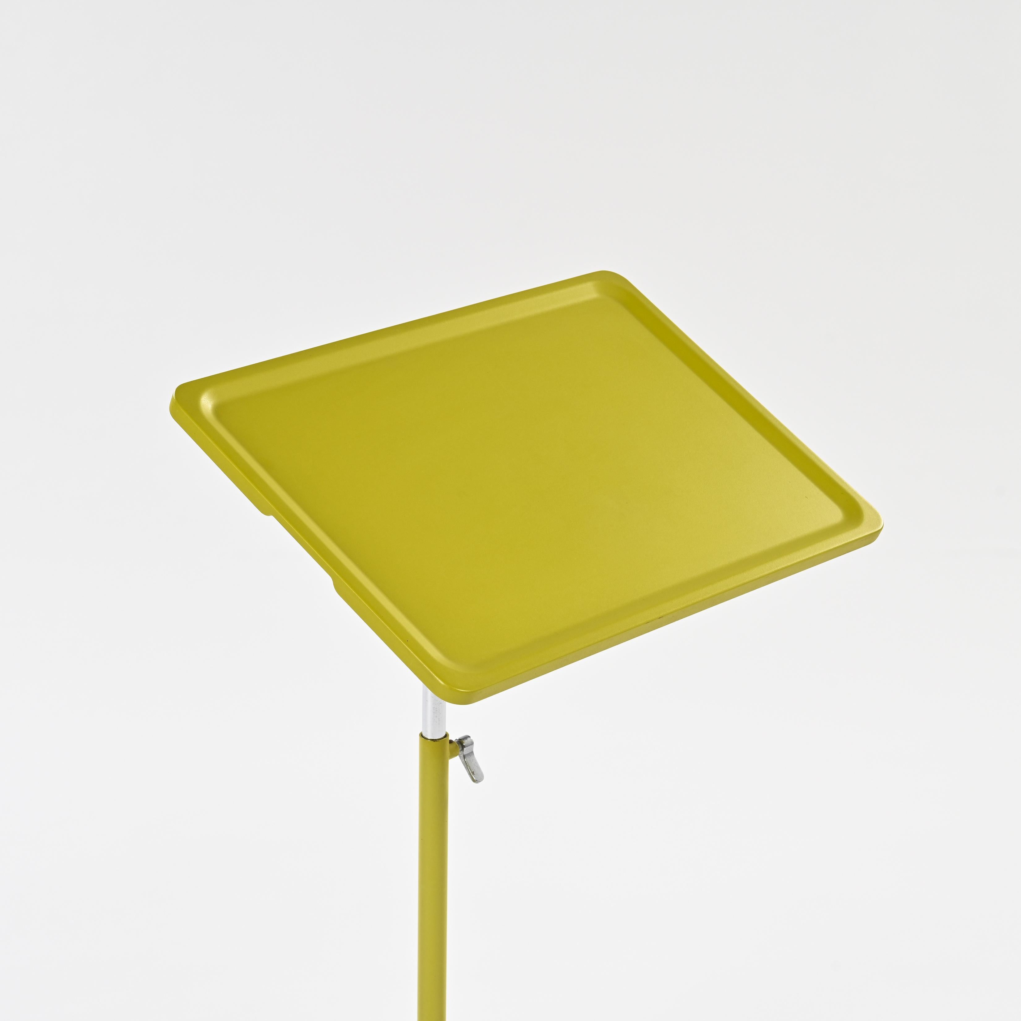 Nestable table by Jasper Morrison, a renowned British industrial designer known for his minimalist and functional approach. A graduate of the Royal College of Art in London, he has collaborated with many major companies, including Vitra, Alessi, and