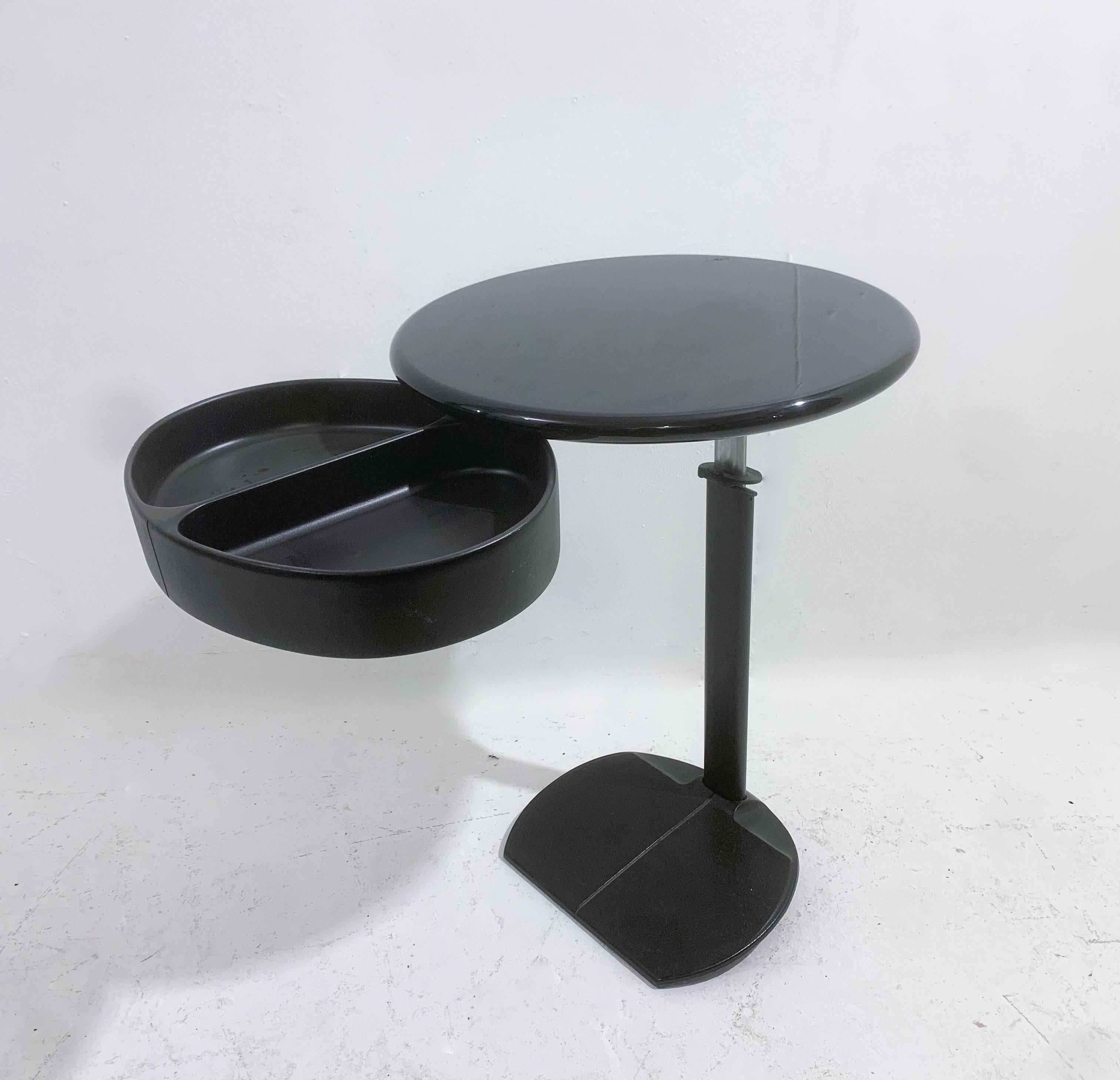 Table d'appoint Model Servese par Kairos Studio pour B&B Italia, années 1980.