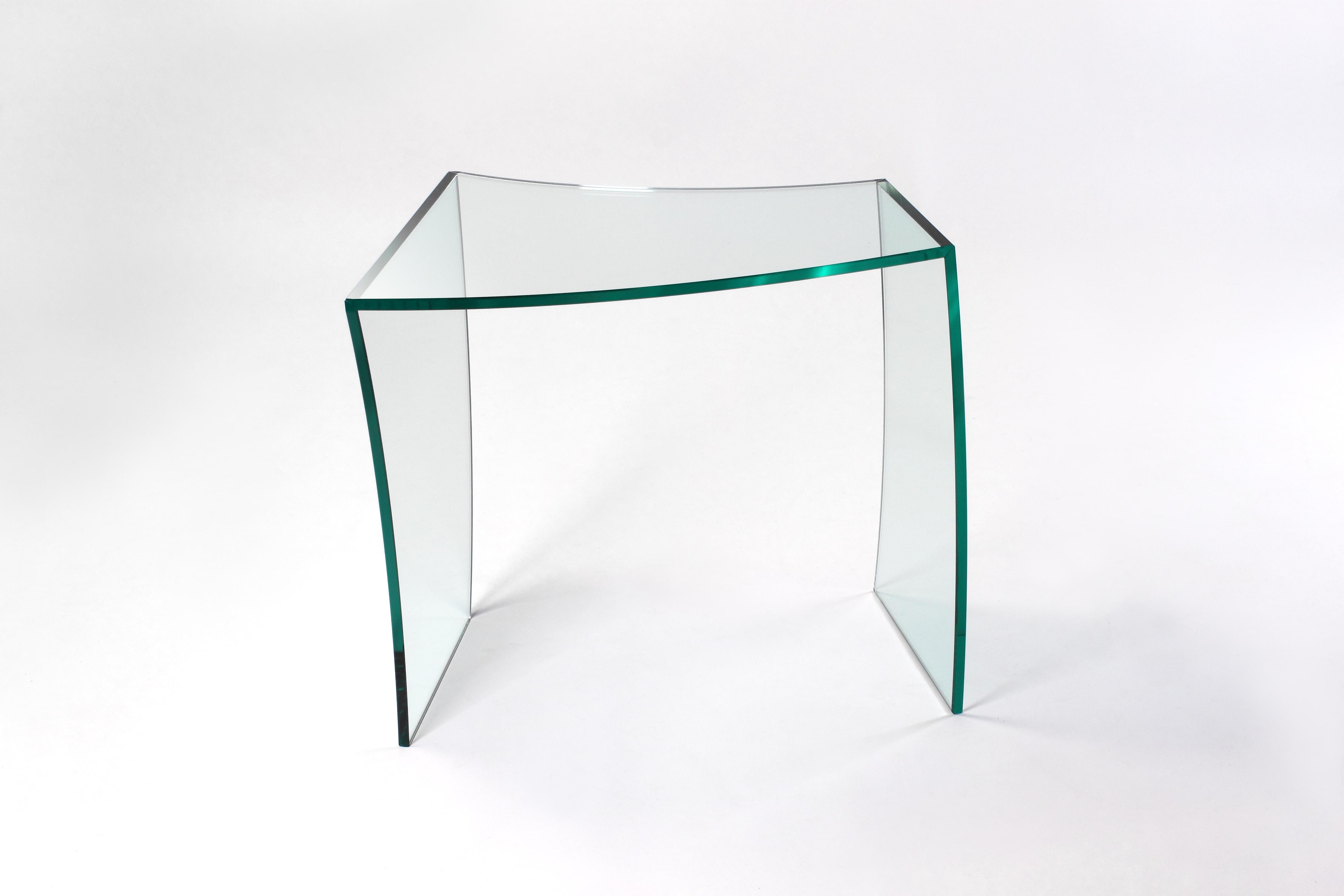 Side or End Table Crystal Glass Curved Shape Collectible Design Made in Italy In New Condition For Sale In Ancona, Marche