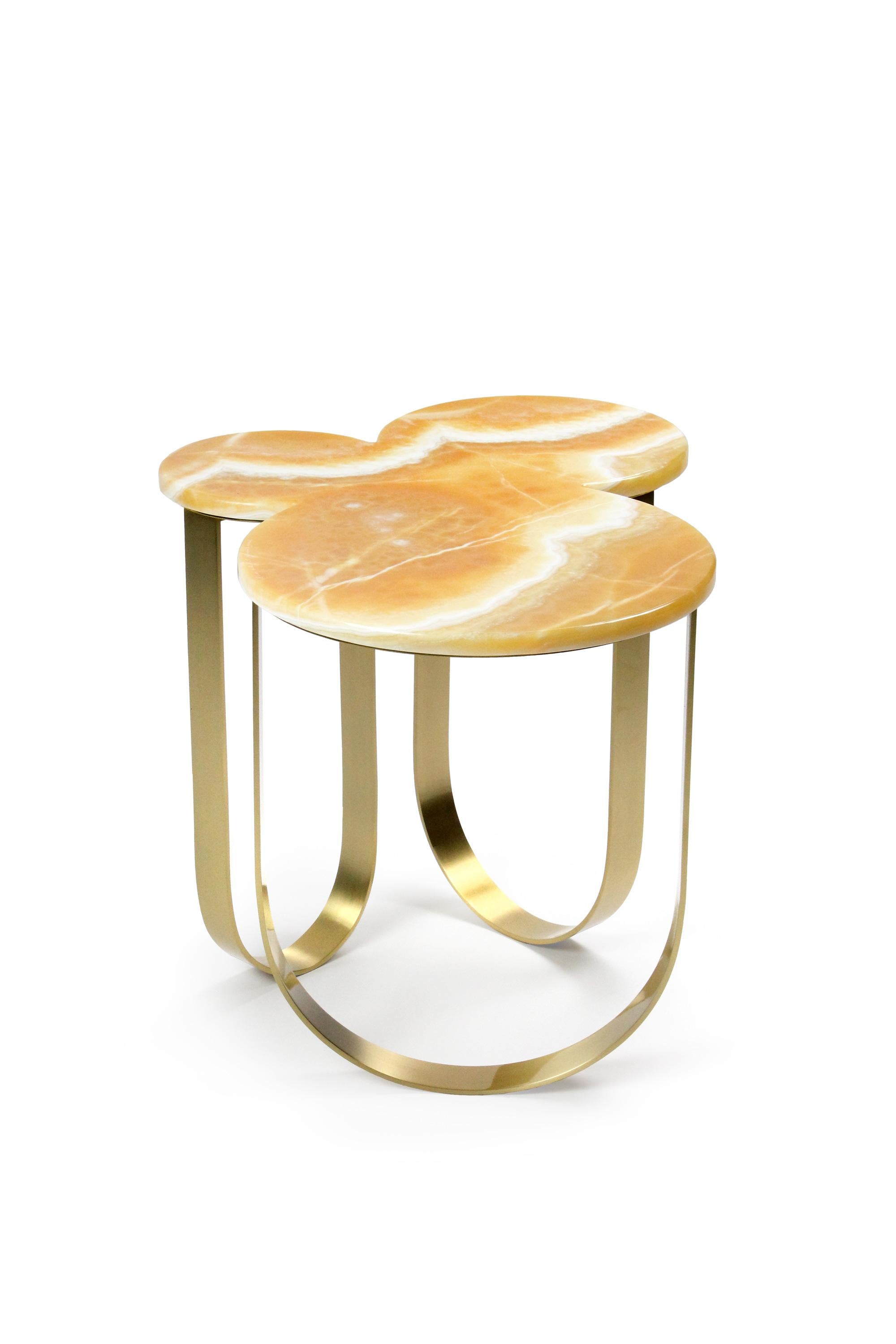 The 'Cloud' is a spectacular side table with structure in brushed brass and top in rare orange onyx. The brushed finishing of the brass creates interesting reflections of light. 

Table dimension: L 73 x W 54 x H 50 cm. Dimensions are