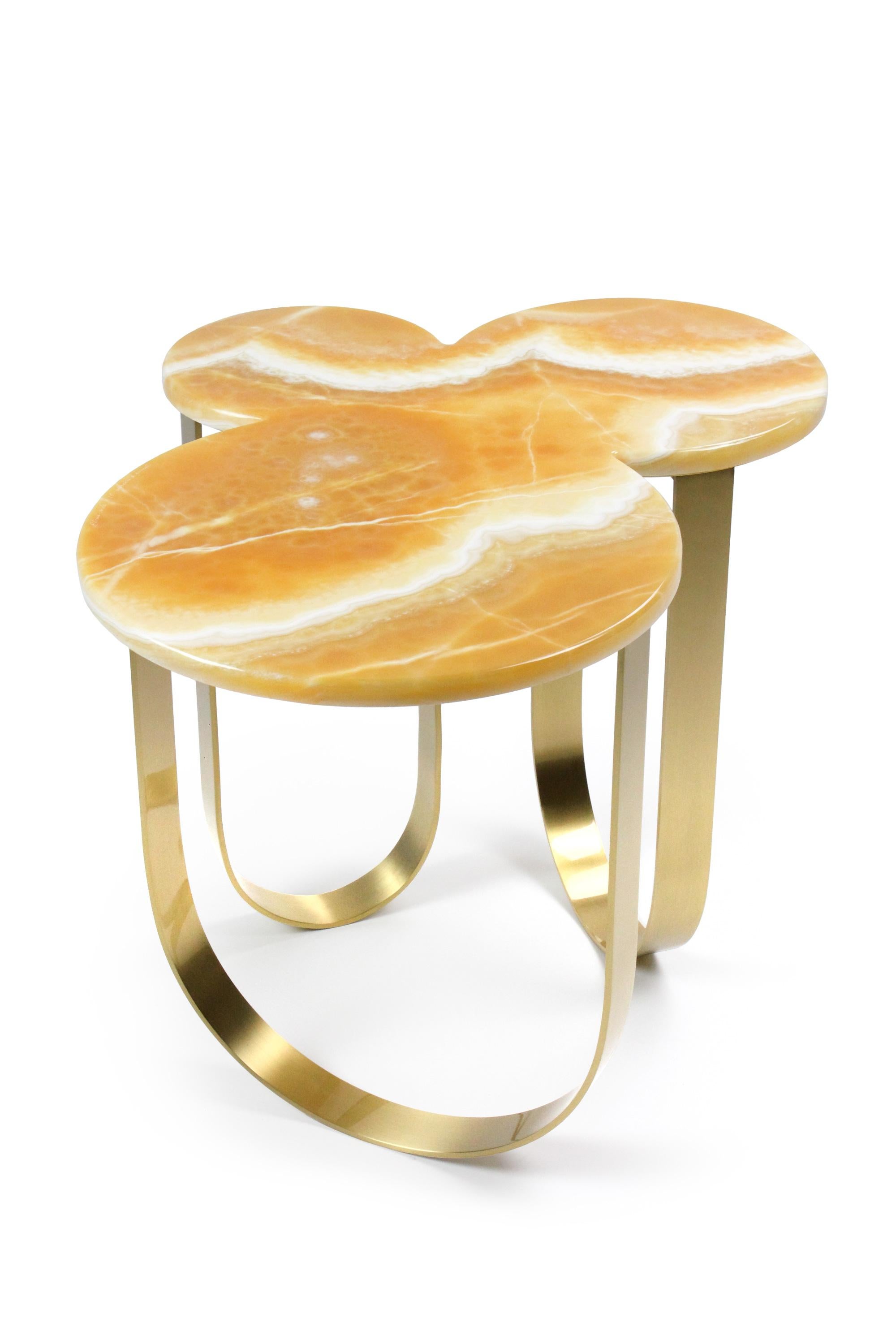 Moderne Table d'appoint ou table de collection en laiton et onyx orange de forme organique, faite à la main en vente