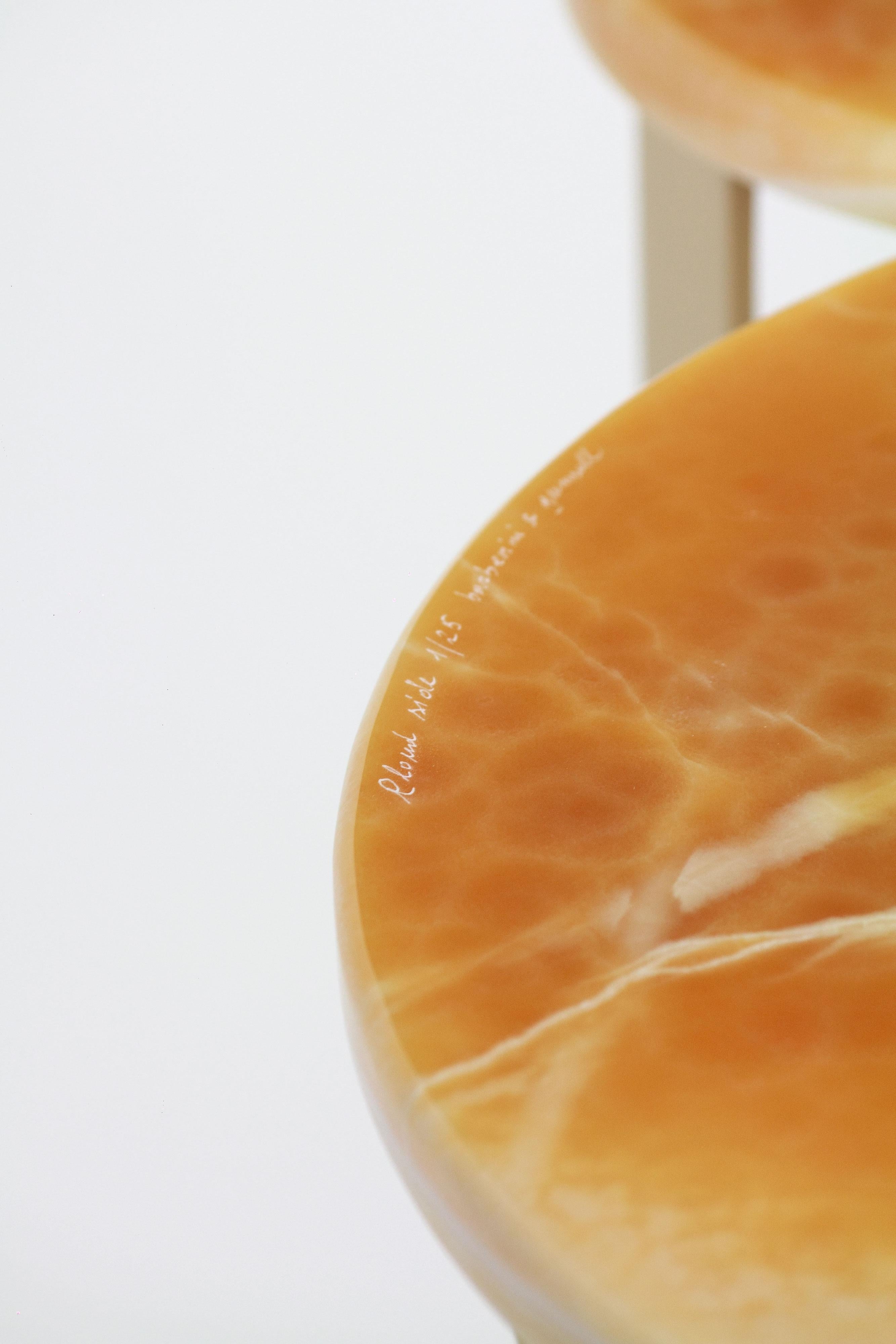 Spazzolato Tavolino o tavolino da salotto Forma organica Arancione Onice Ottone Design da collezione Italia in vendita