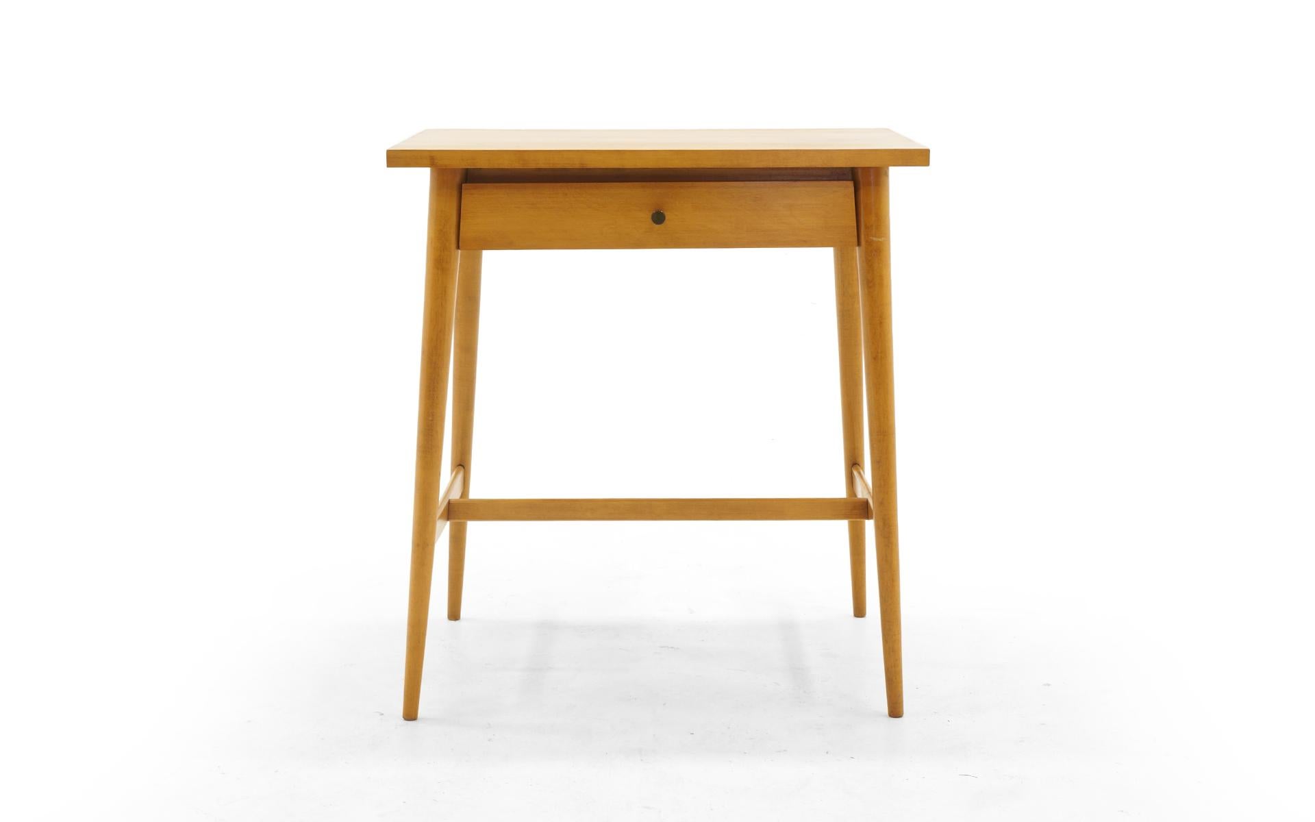 Single occasional table/nightstand designed by Paul McCobb for Calvin. Very good original condition.