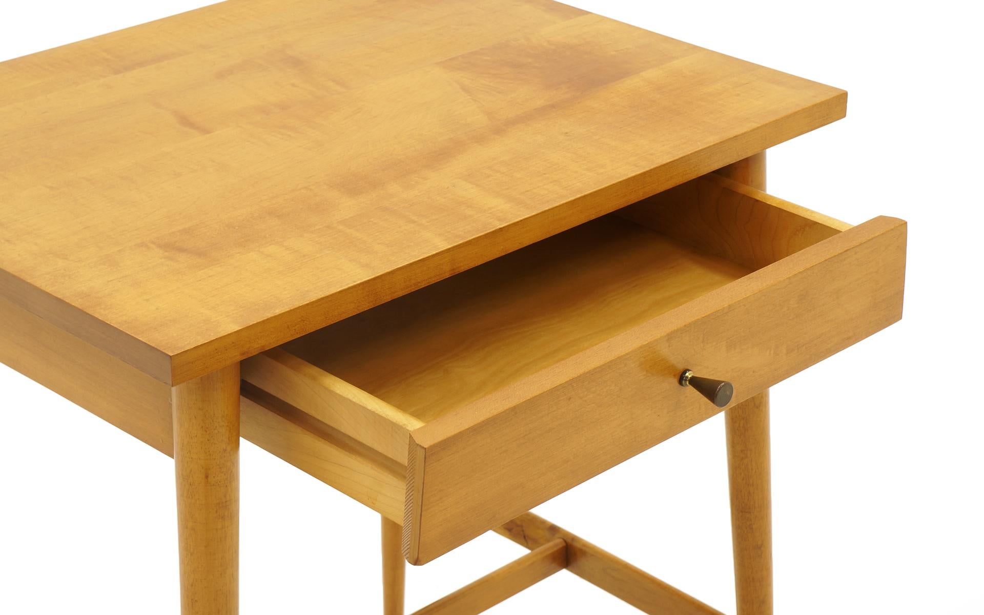 Milieu du XXe siècle Table d'appoint/table à huit pieds avec tiroir de Paul McCobb pour Calvin en vente