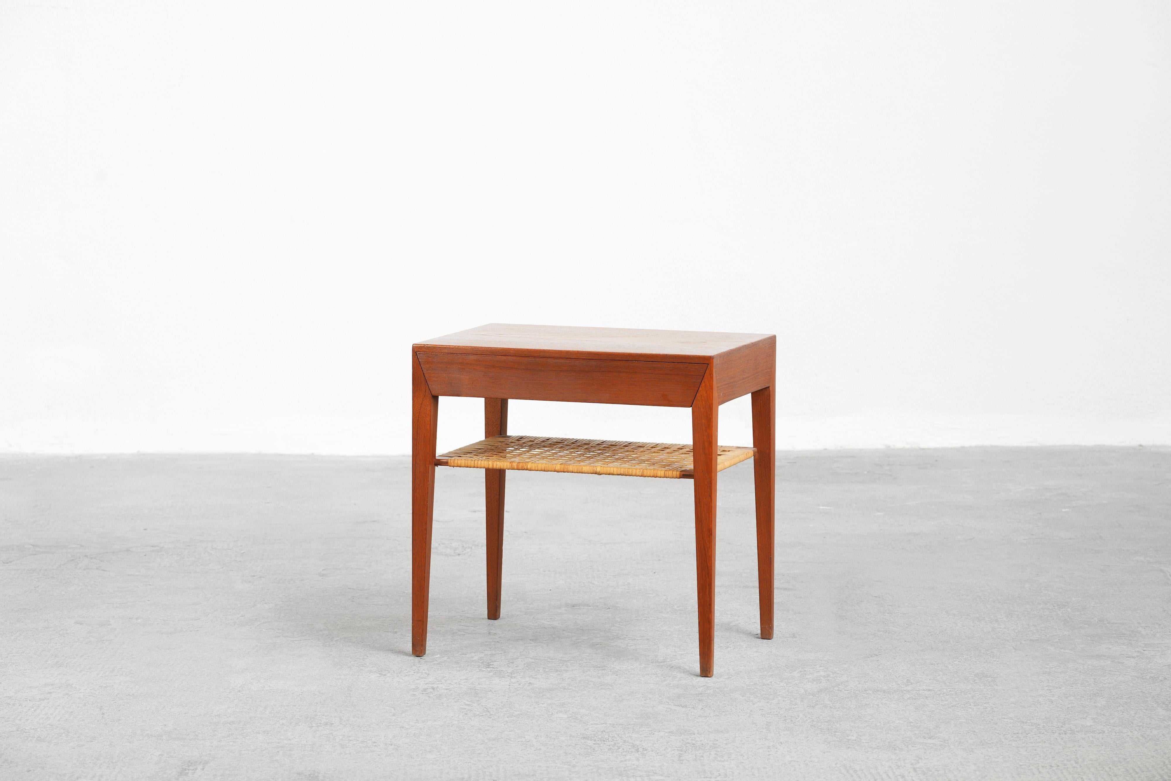Schöner Beistelltisch / Nachttisch, entworfen von Severin Hansen für Haslev, Dänemark in den 1960er Jahren.

Der Beistelltisch ist in sehr gutem Originalzustand. Es ist einsatzbereit!.


 
