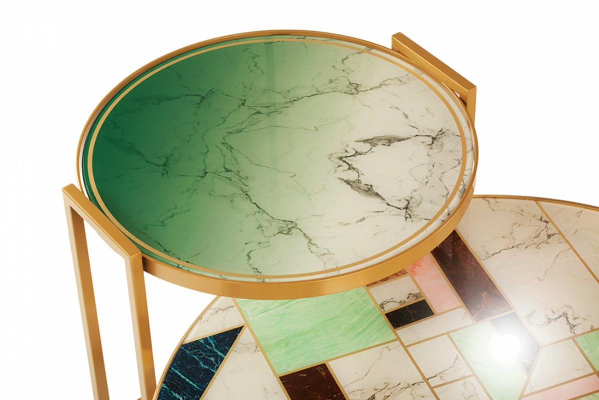 Der Beistelltisch Norman verleiht dem traditionellen Marmor eine moderne Note. Eine runde Platte mit einem kühnen, geometrischen Muster, das auf gehärtetes Glas gedruckt ist, sitzt auf einer polierten Messingstruktur und macht Norman zu einem
