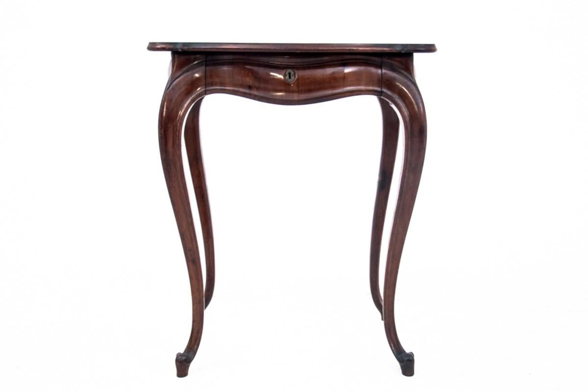 Side table, Northern Europe, circa 1870.

Currently under renovation.

Wood: mahogany

dimensions

height 78 cm width 70 cm depth 50 cm.