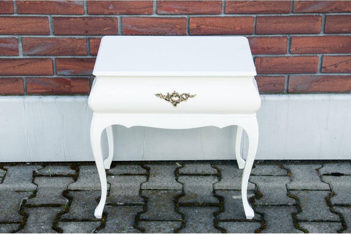 Der aus Skandinavien importierte Tisch wurde um 1920 hergestellt. Die Möbel haben ein Staufach unter der Schiebeplatte.

Die Möbel sind in sehr gutem Zustand.

Abmessungen: Höhe 56 cm / Breite 56 cm / Tiefe 36 cm