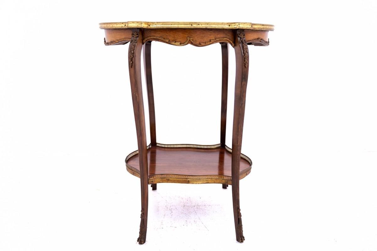 Table ancienne datant d'environ 1880.

Meubles en très bon état.

Dimensions : hauteur 74 cm / largeur 62 cm / profondeur 46 cm