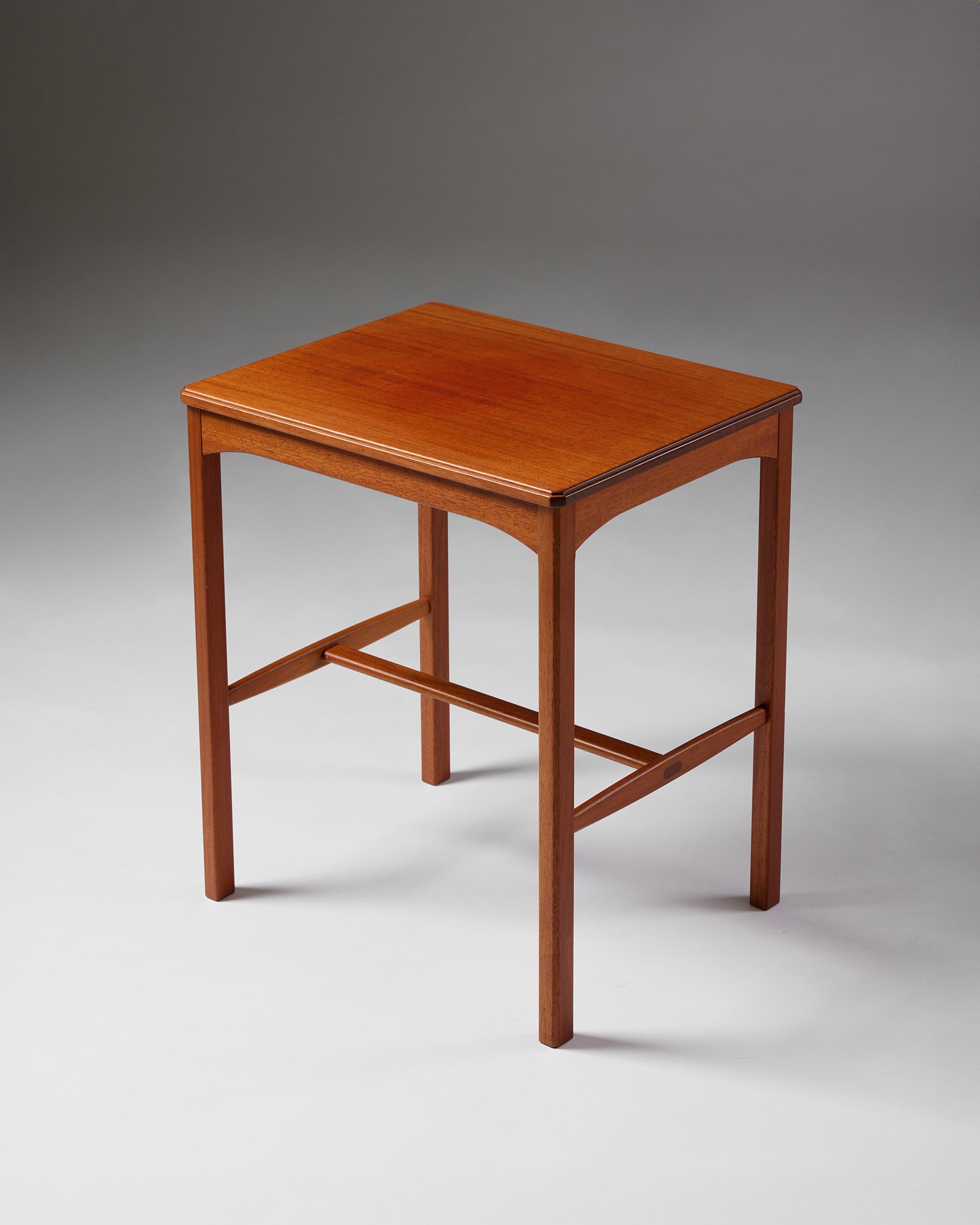 Mid-Century Modern Table d'appoint 'October' Design/One, Suède, années 1930, noyer en vente