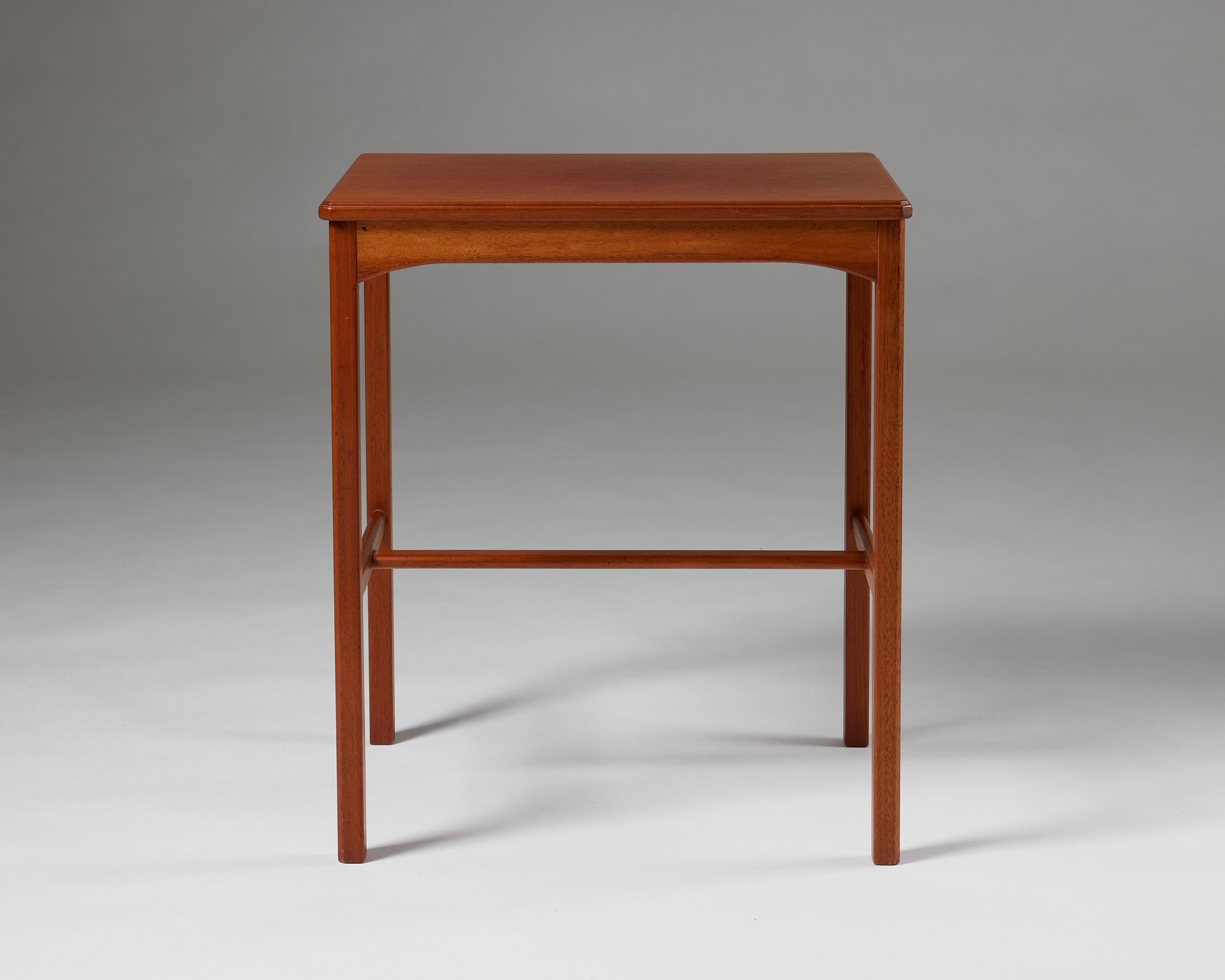 Side table ‘October’ designed by Carl Malmsten, Sweden, 1930s, walnut In Good Condition For Sale In Stockholm, SE