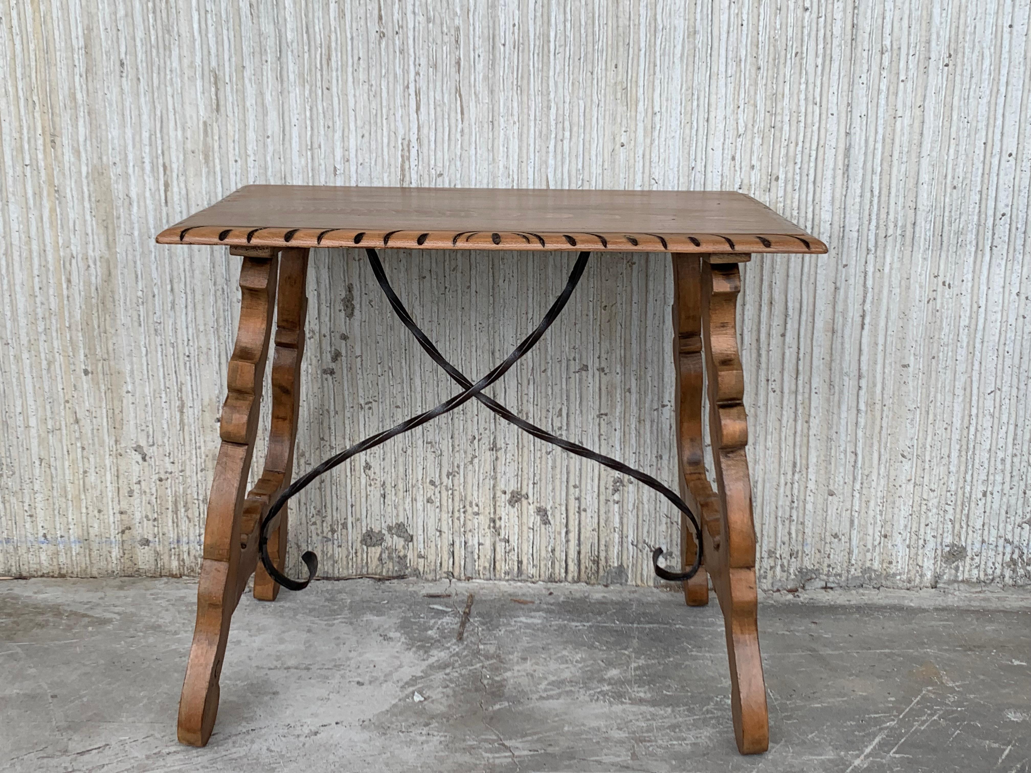 Side table of chestnut with carved lyre base and ebonized detalils in the legs, Spanish, 18th century.