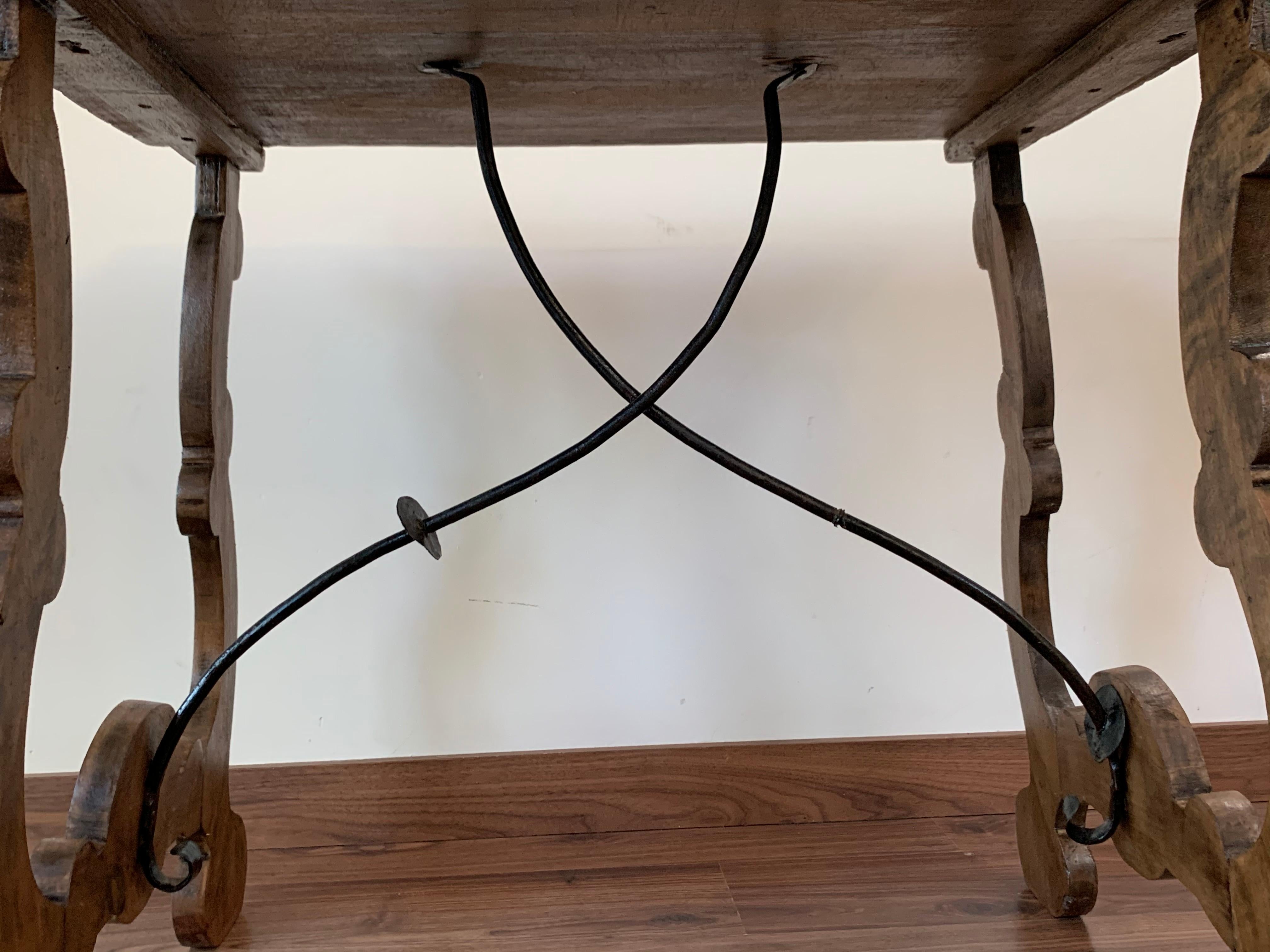 Table d'appoint en châtaignier avec pieds en forme de lyre sculptés, espagnol, 19ème siècle en vente 2
