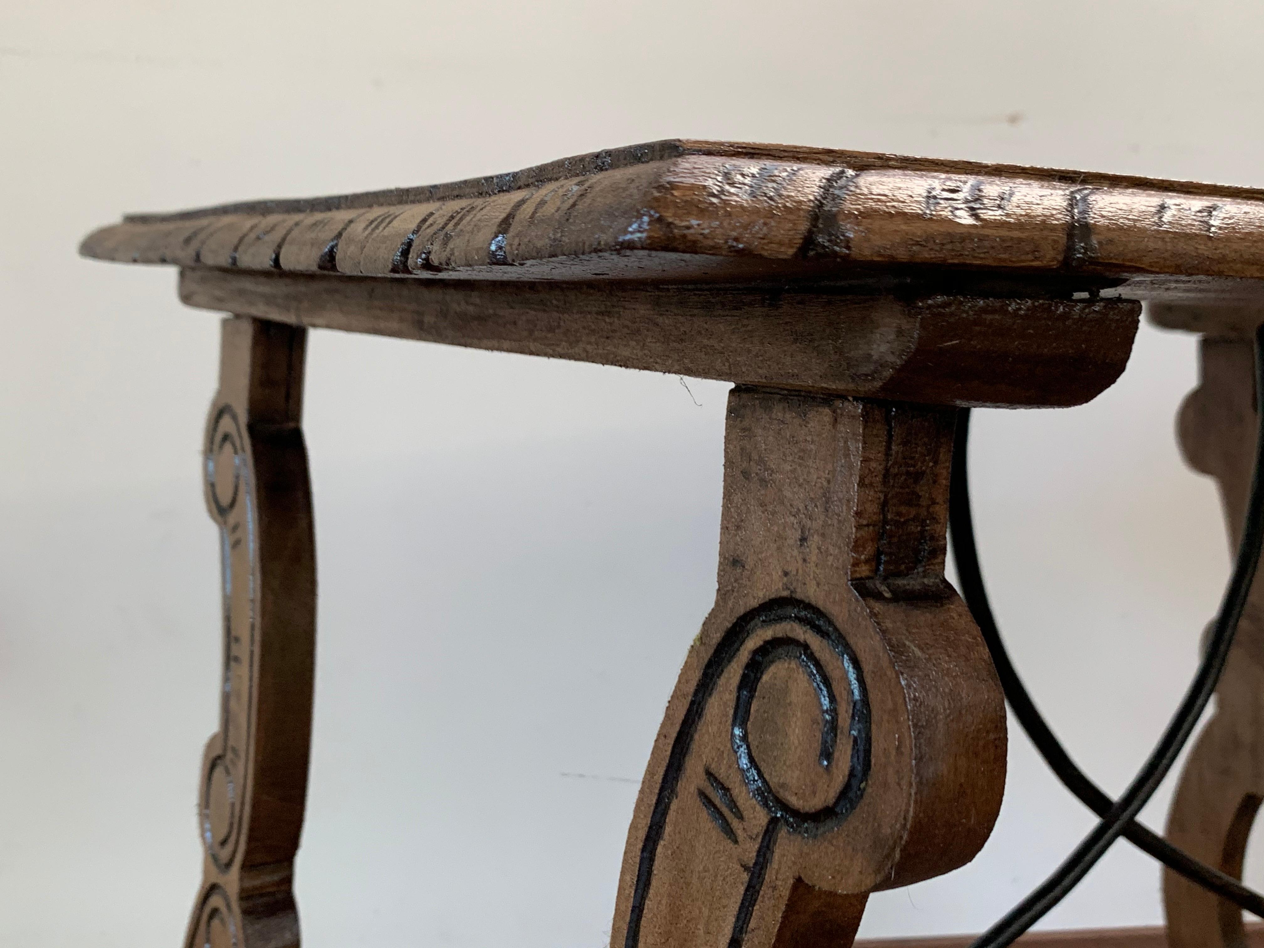 Table d'appoint en châtaignier avec pieds en forme de lyre sculptés, espagnol, 19ème siècle en vente 5