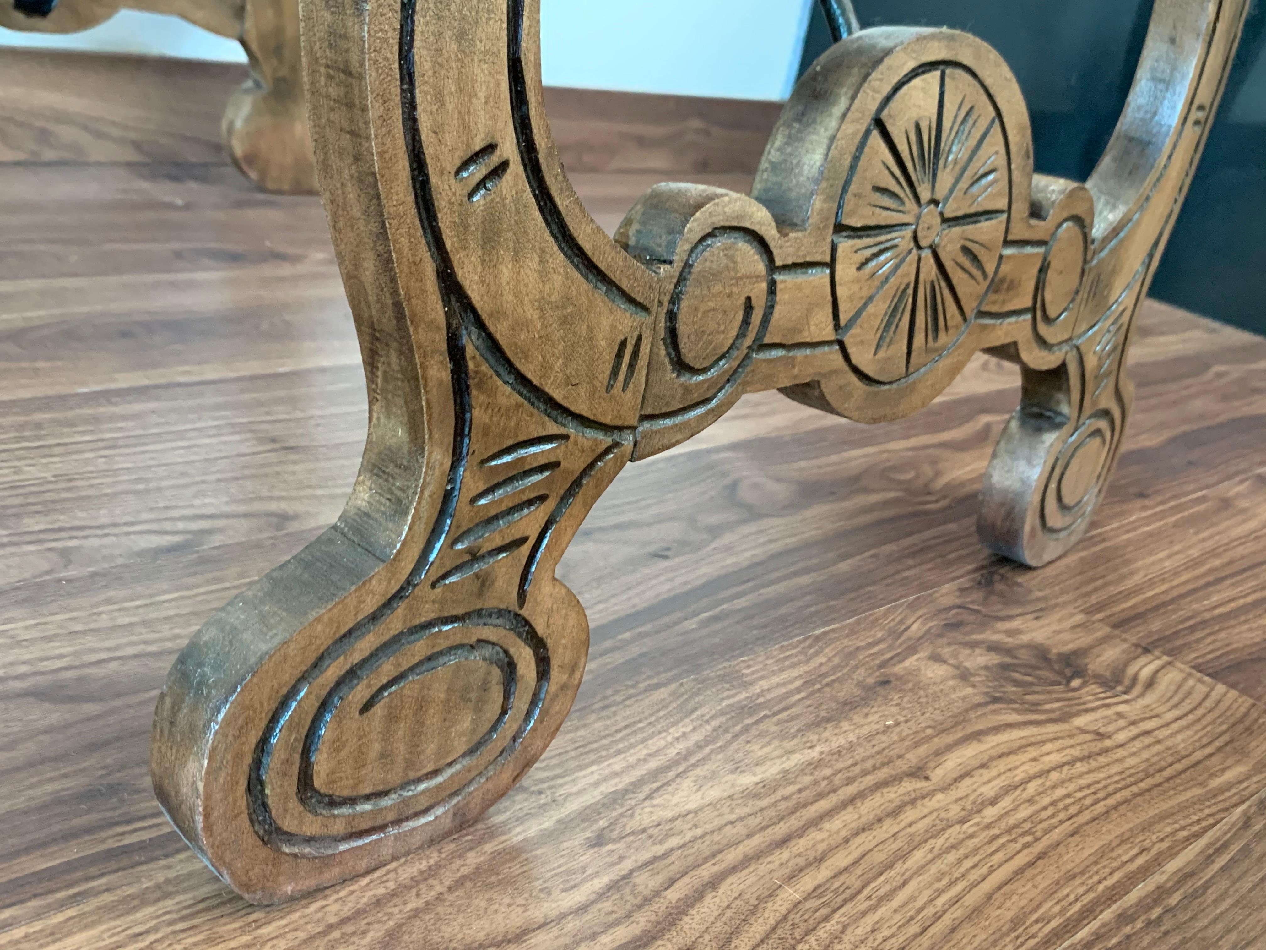 Table d'appoint en châtaignier avec pieds en forme de lyre sculptés, espagnol, 19ème siècle en vente 7