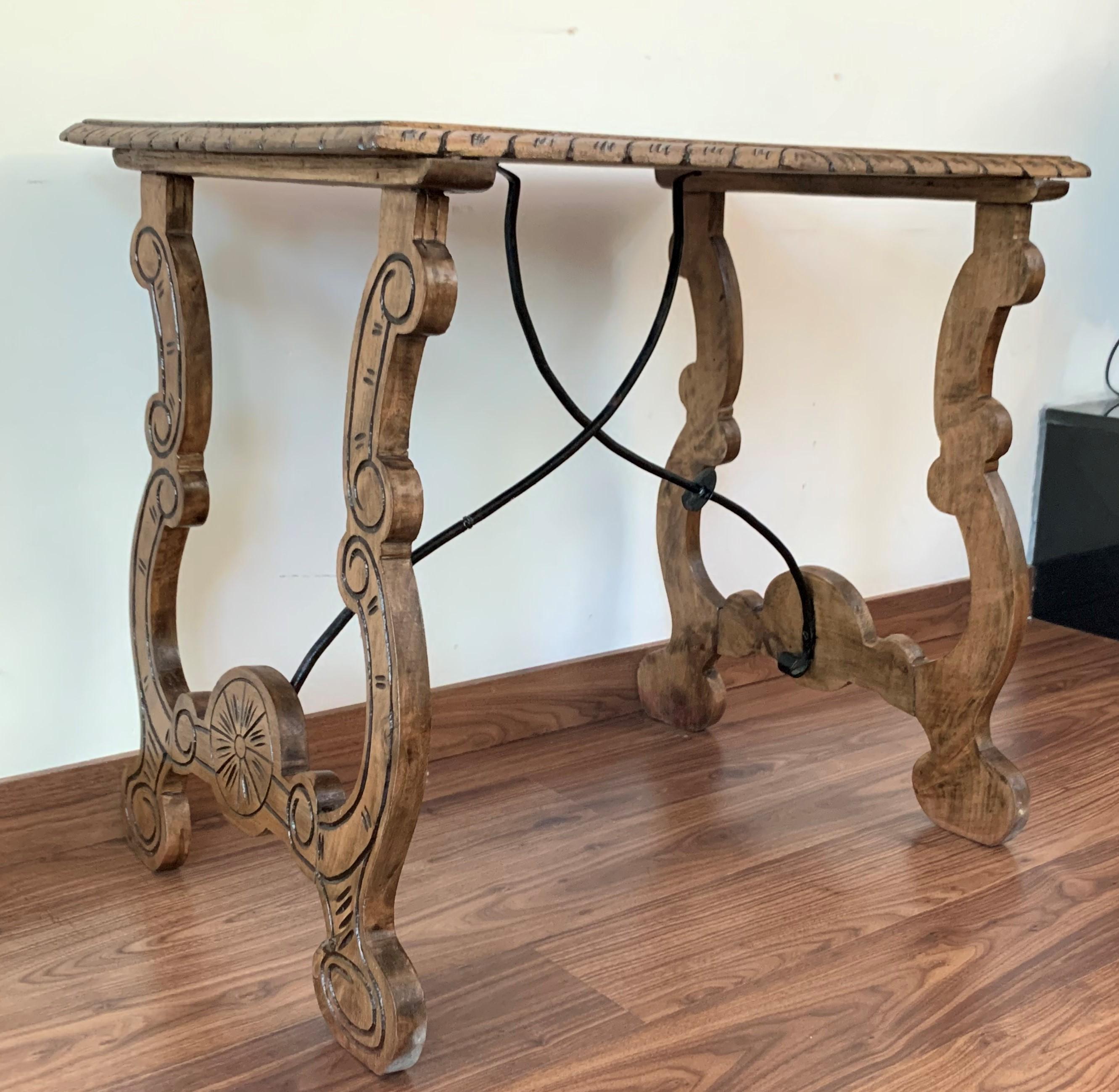 Baroque Table d'appoint en châtaignier avec pieds en forme de lyre sculptés, espagnol, 19ème siècle en vente