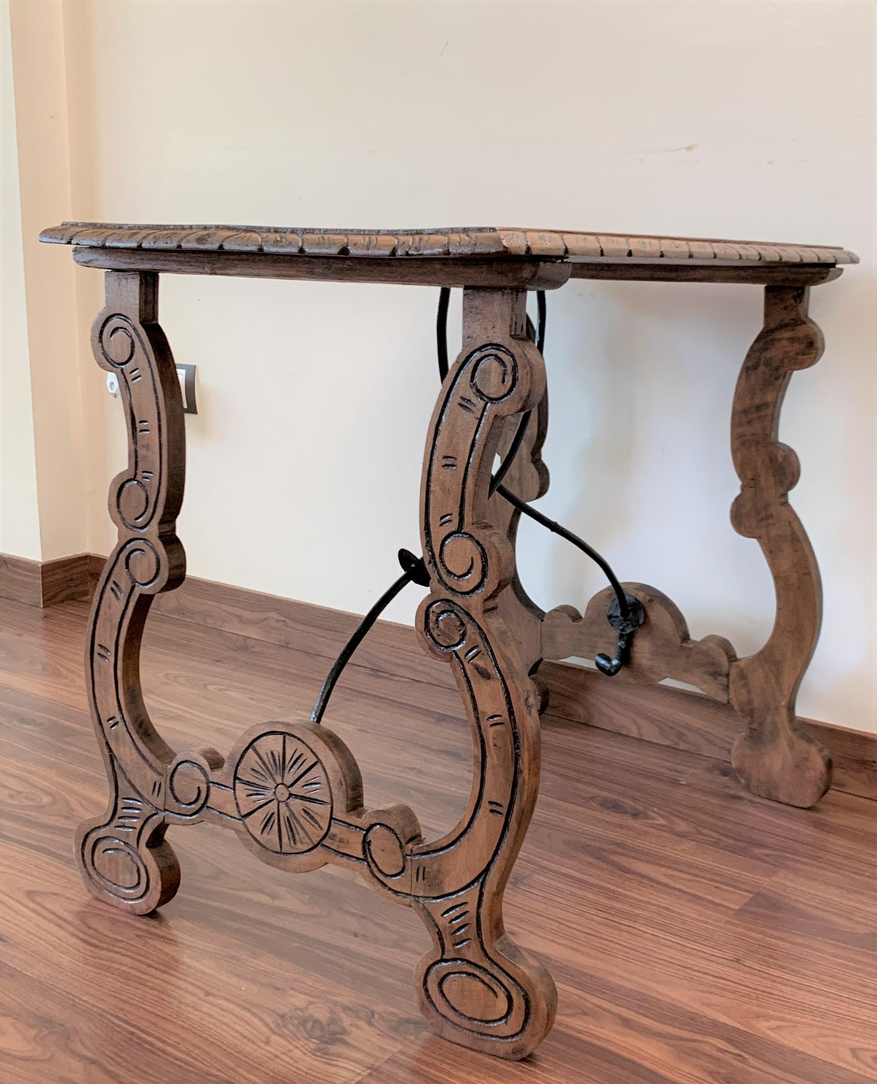 XIXe siècle Table d'appoint en châtaignier avec pieds en forme de lyre sculptés, espagnol, 19ème siècle en vente