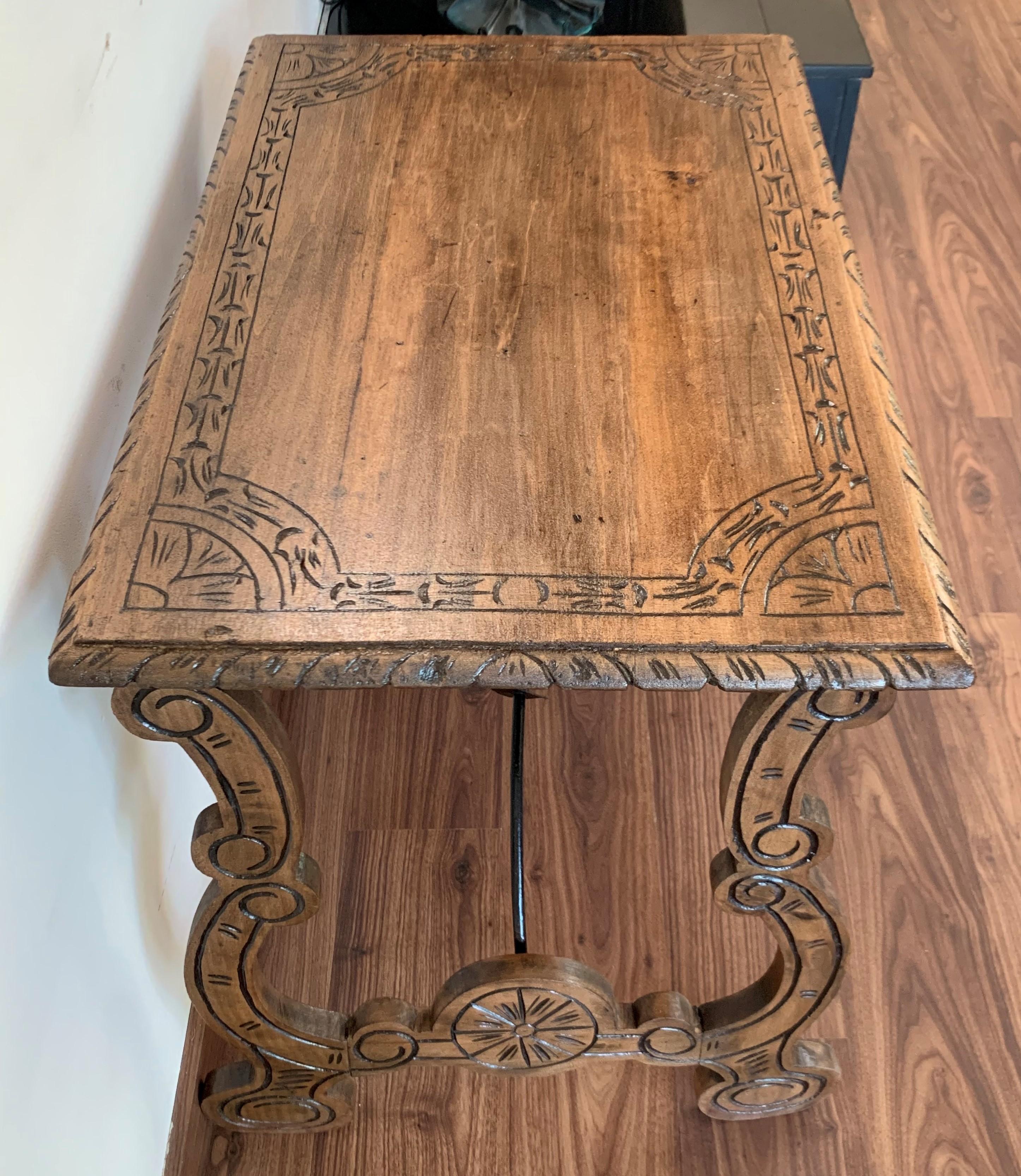 Bois Table d'appoint en châtaignier avec pieds en forme de lyre sculptés, espagnol, 19ème siècle en vente