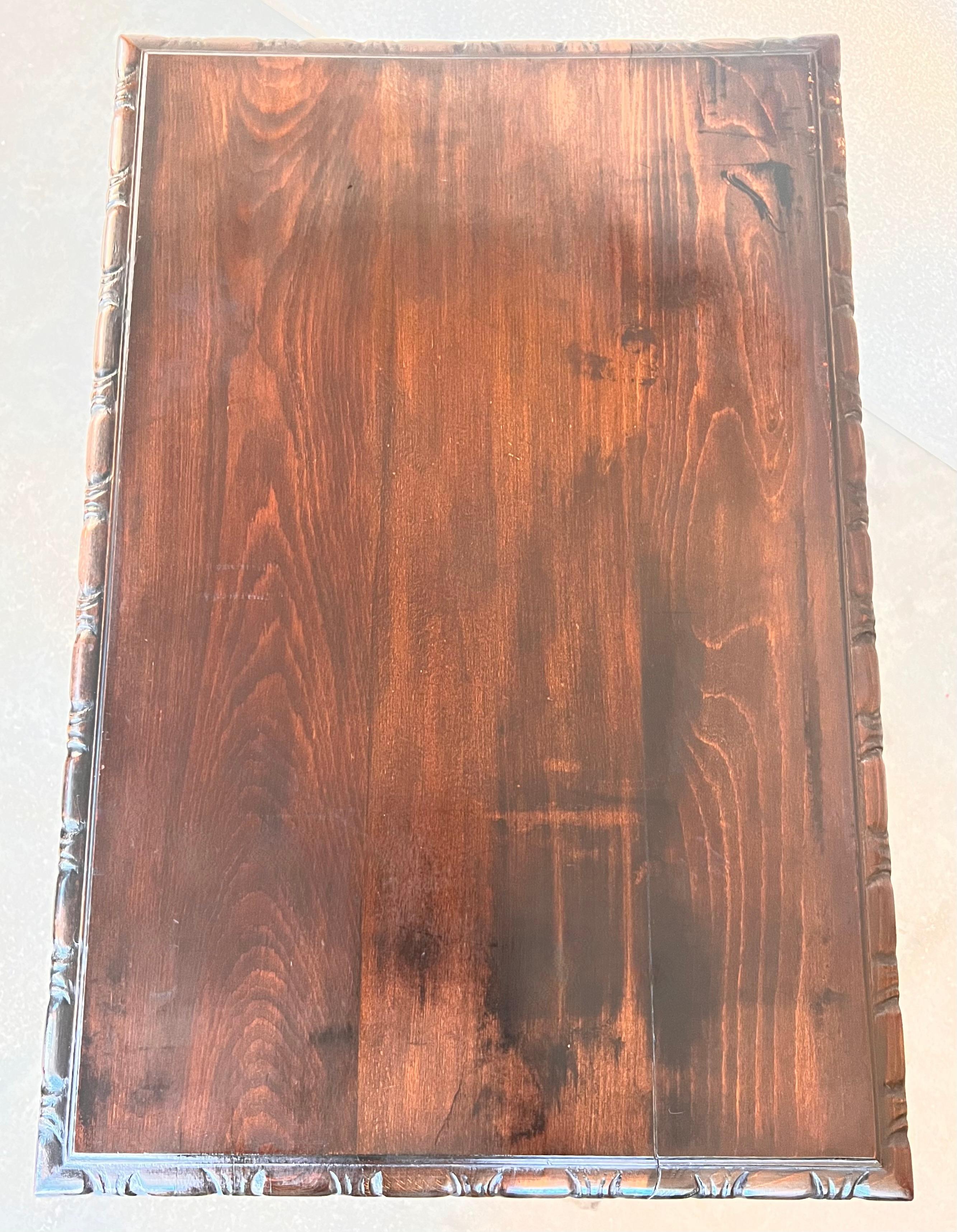Beistelltisch aus Nussbaumholz mit geschnitzten Leierbeinen und Platte, spanisch, 19. Jahrhundert im Angebot 2