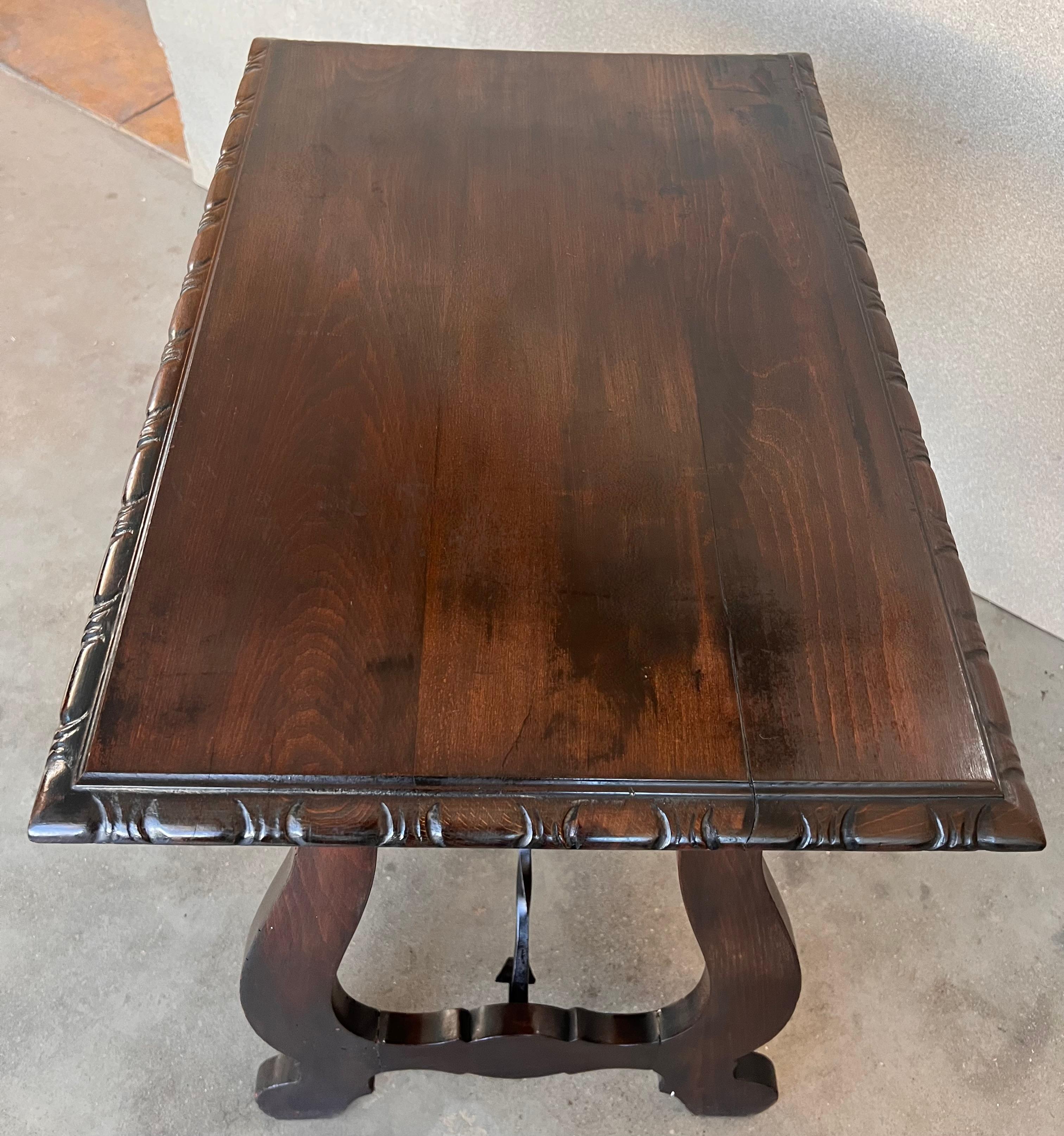 Table d'appoint en noyer avec pieds et plateau en forme de lyre sculptés, Espagnole, 19ème siècle en vente 4