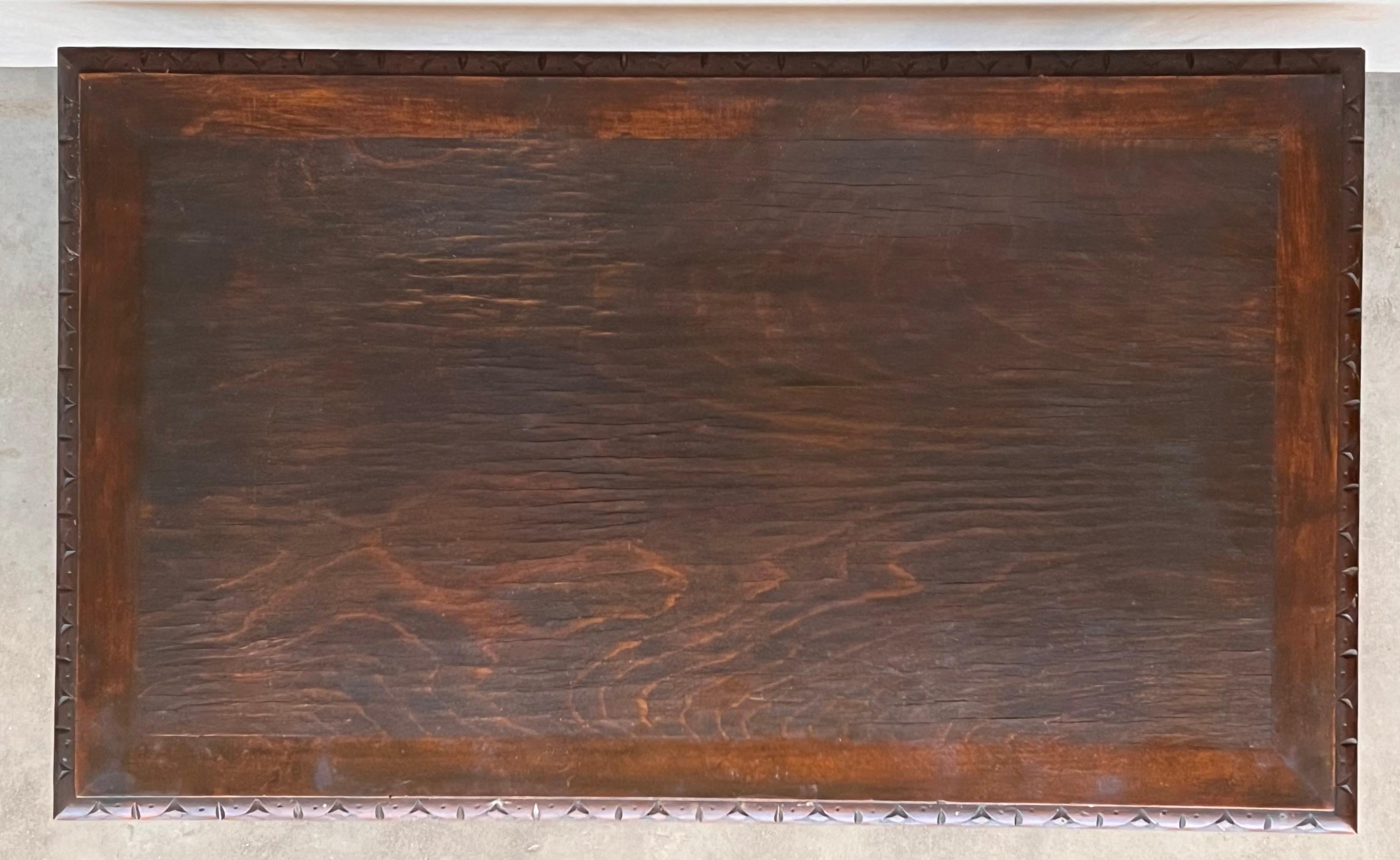 Beistelltisch aus Nussbaumholz mit geschnitzten Leierbeinen und Platte, spanisch, 19. Jahrhundert im Angebot 3