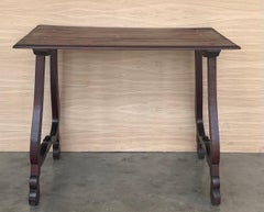 Beistelltisch aus Nussbaumholz mit geschnitzten Leierbeinen und Platte, spanisch, 19. Jahrhundert