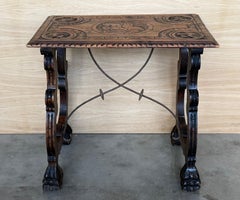 Tavolino in noce con gambe a lira e piano intagliato, Spagna, XIX secolo