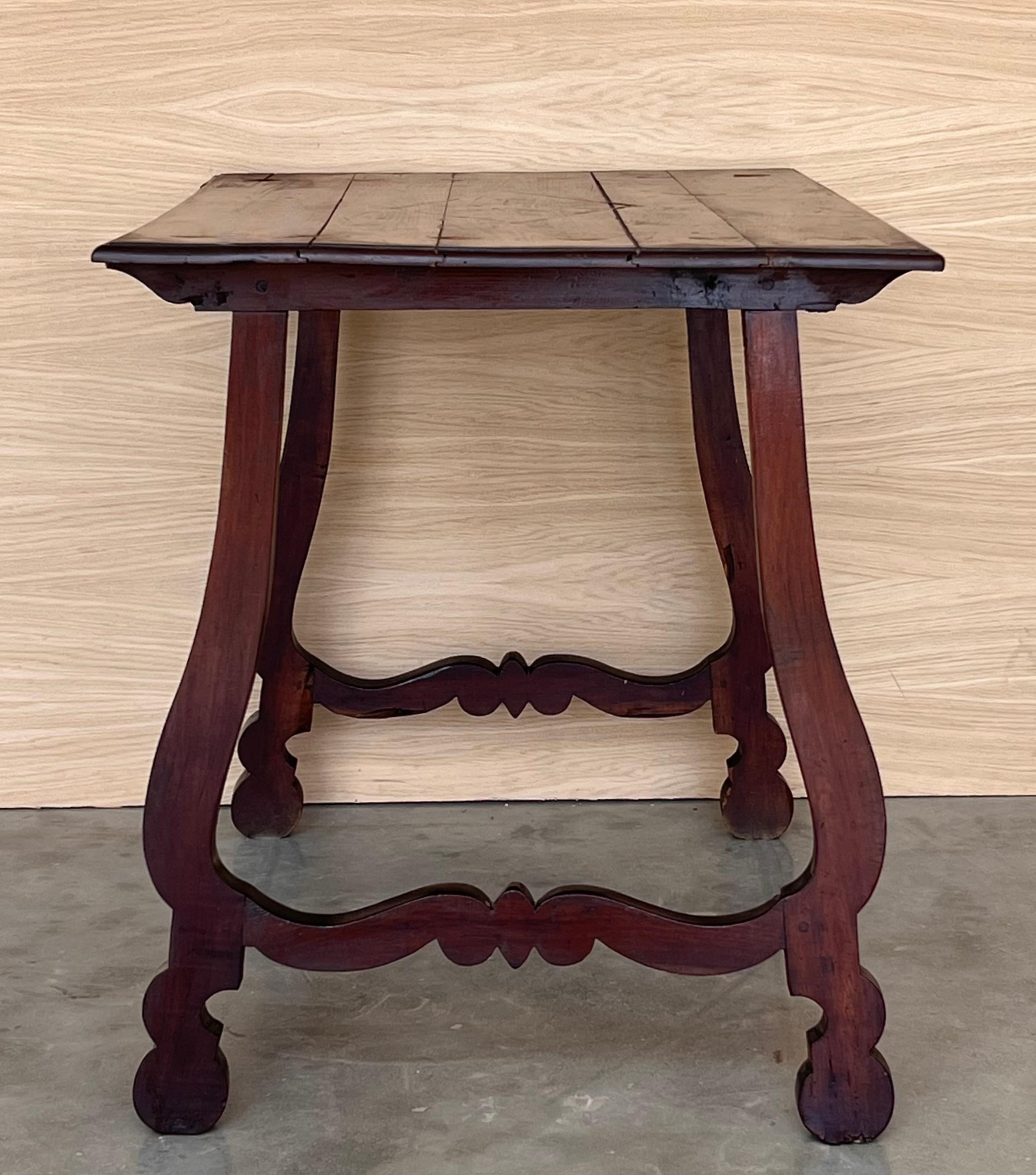 Table d'appoint en noyer avec pieds et plateau en forme de lyre sculptés, Espagnole, 19ème siècle en vente 2