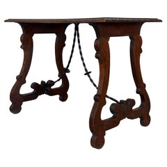 Mesa auxiliar de nogal con patas y tablero de lira tallados, española, S. XIX